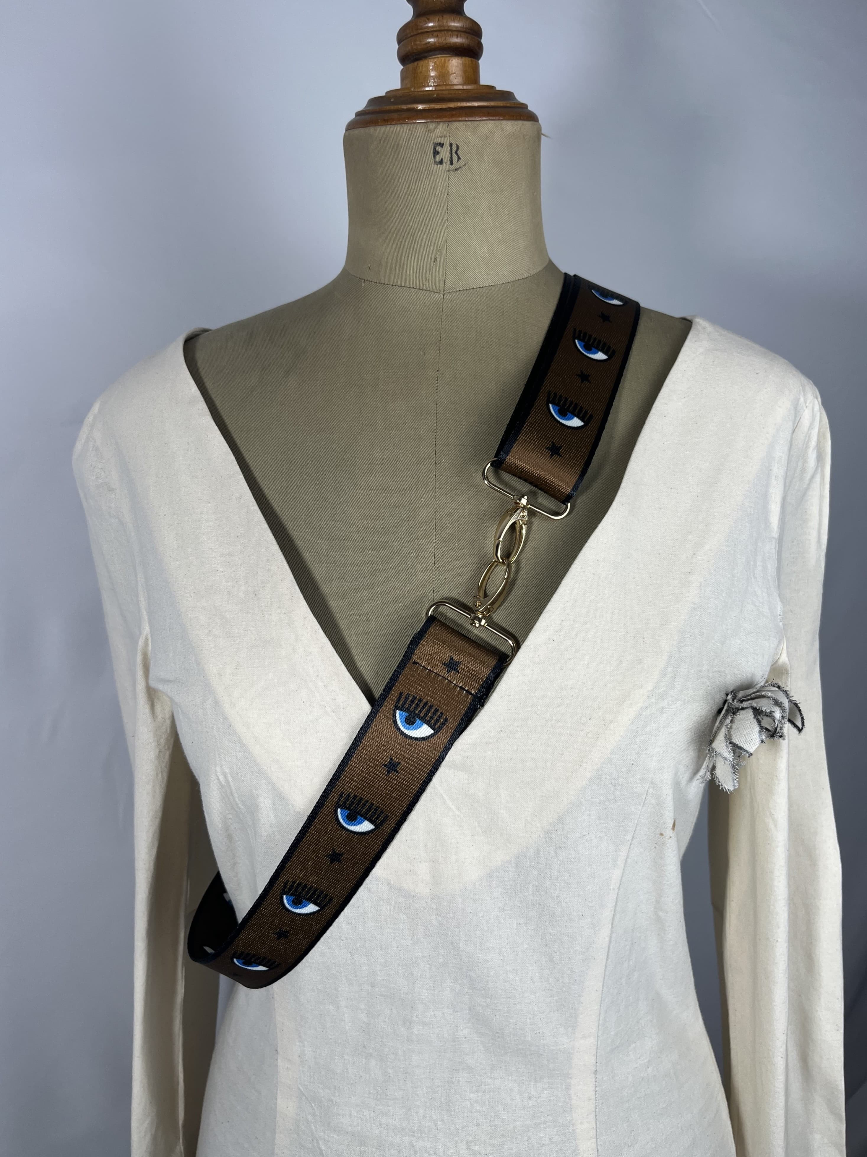 Oasis — accesorio marron y negro y blanco y azul artesanal de Lucía Lacunza · vista 2