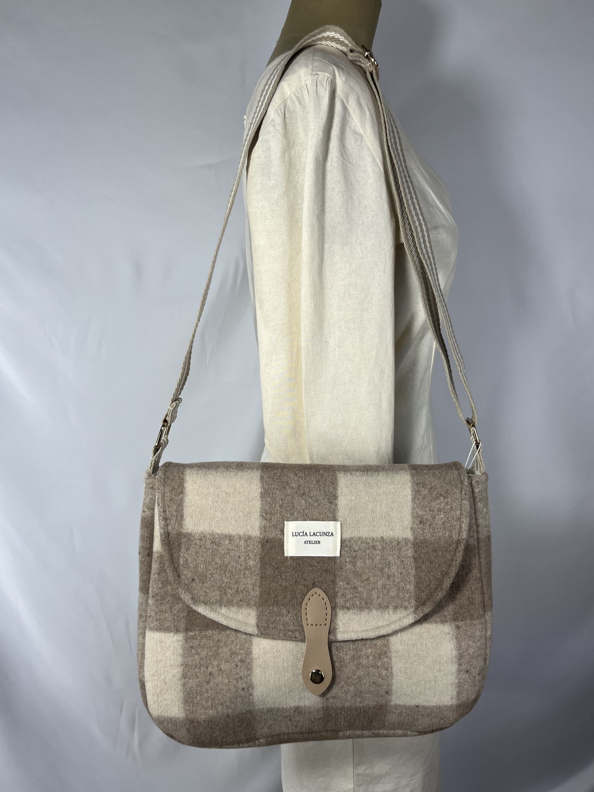 Bouclé — bolso marron y beige artesanal de Lucía Lacunza