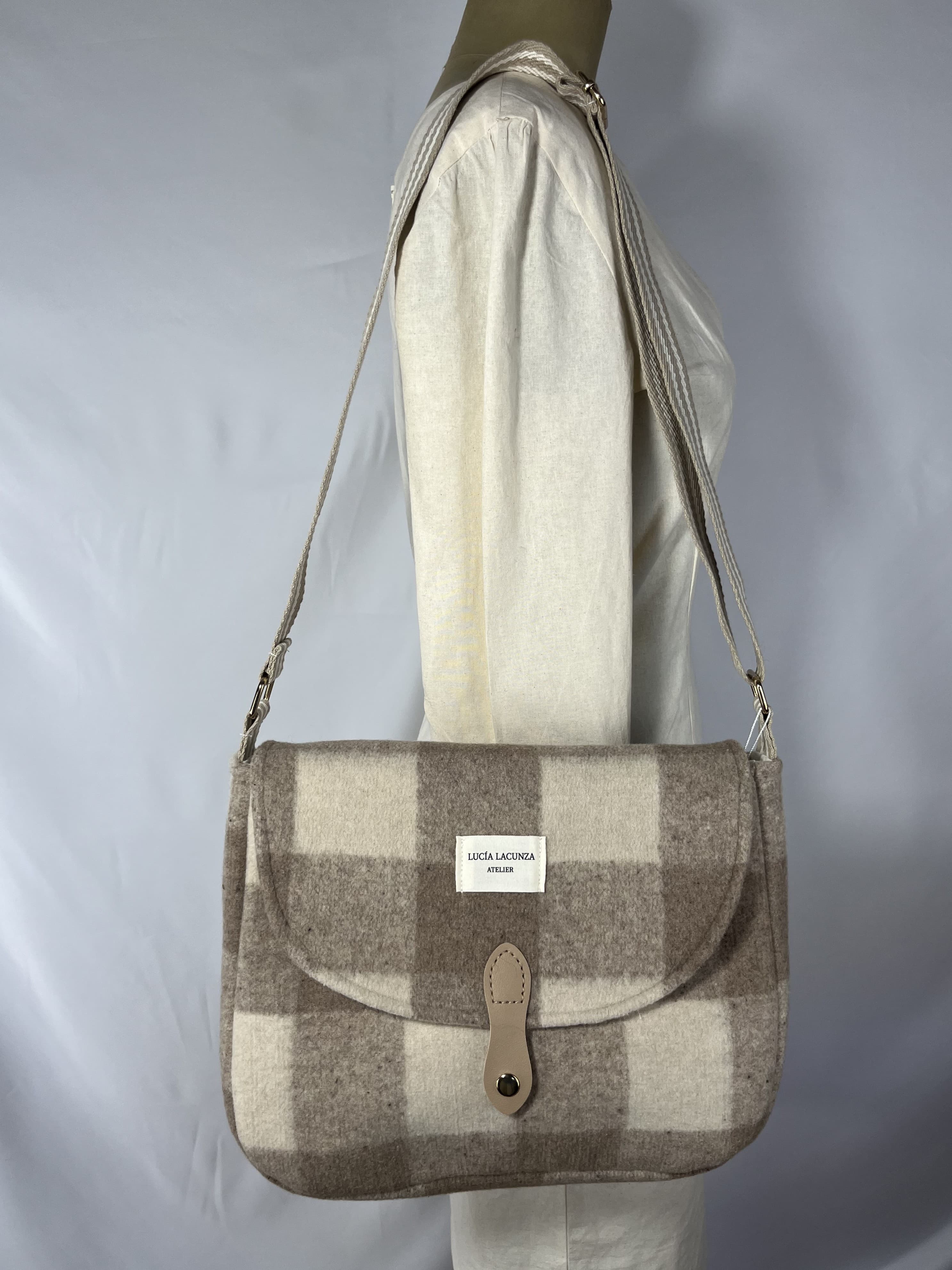 Bouclé — bolso marron y beige artesanal de Lucía Lacunza