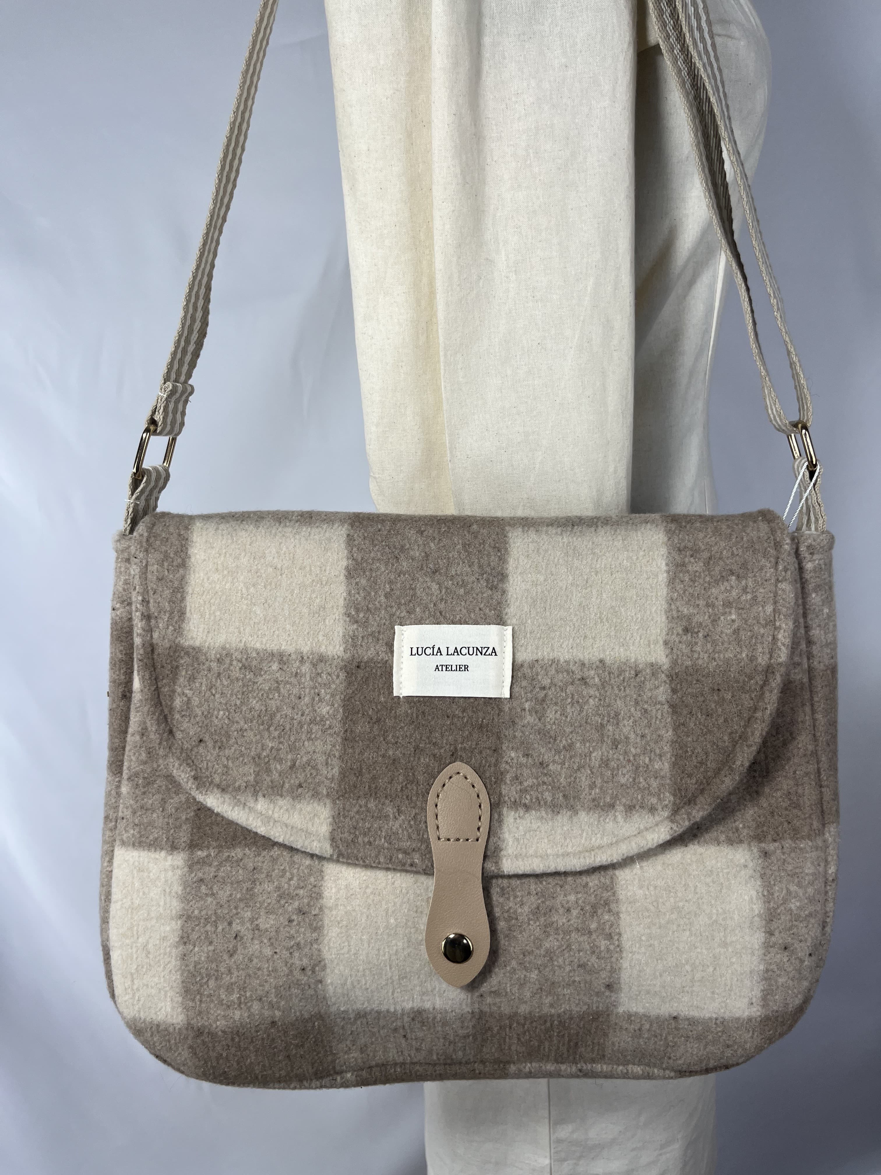Bouclé — bolso marron y beige artesanal de Lucía Lacunza · vista 3