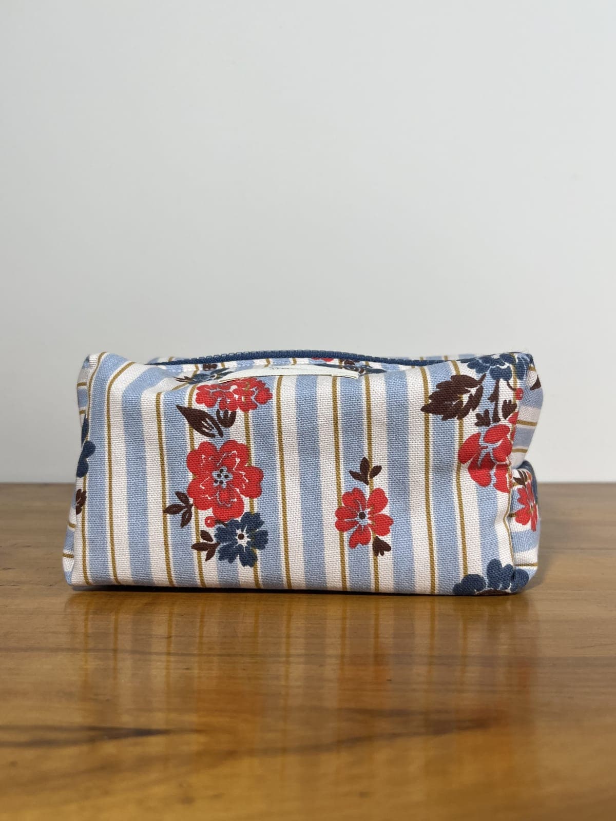 Mediterráneo — neceser azul y rojo y blanco y marron artesanal de Lucía Lacunza
