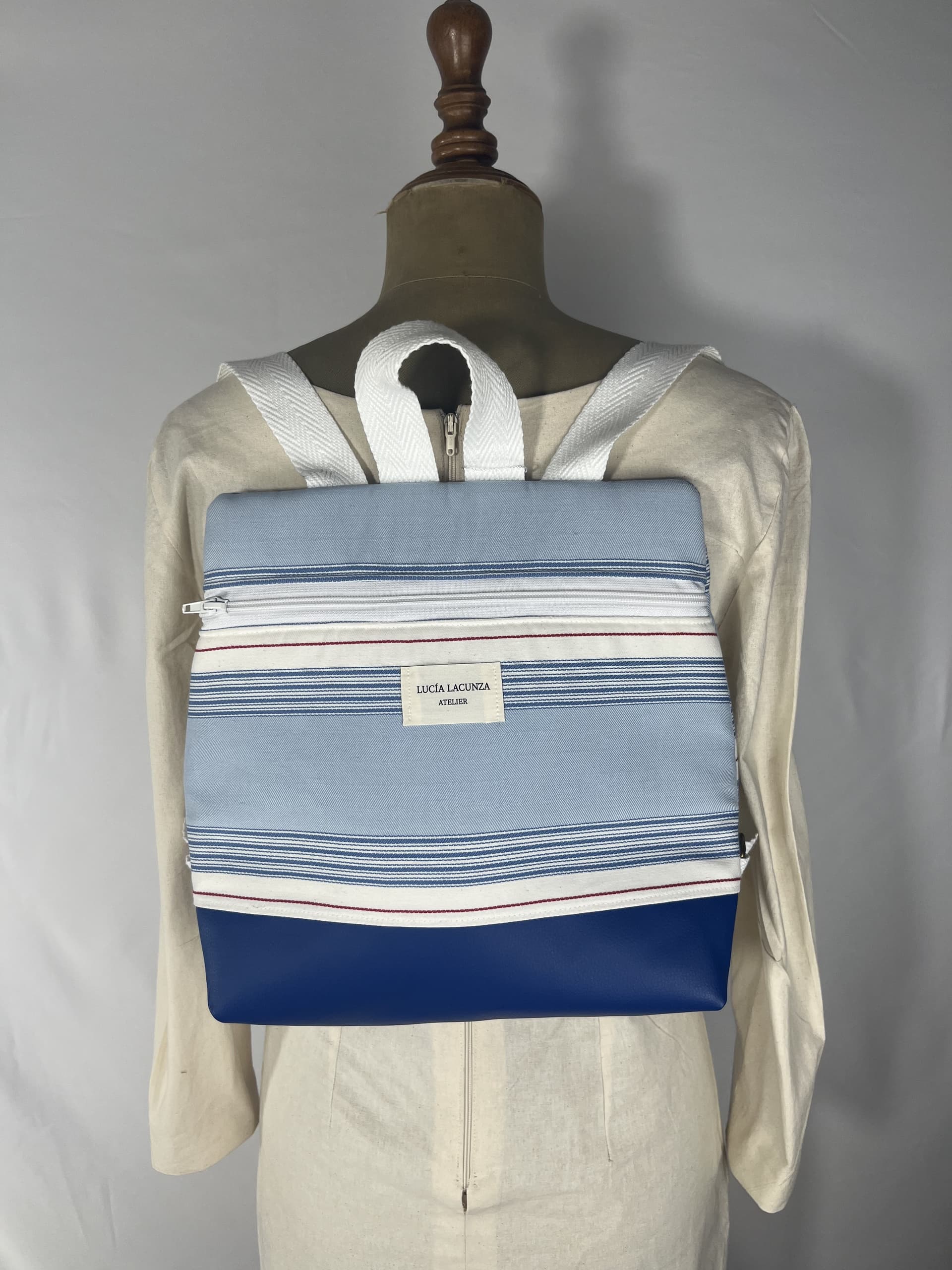 Cala — mochila azul y blanco y rojo artesanal de Lucía Lacunza