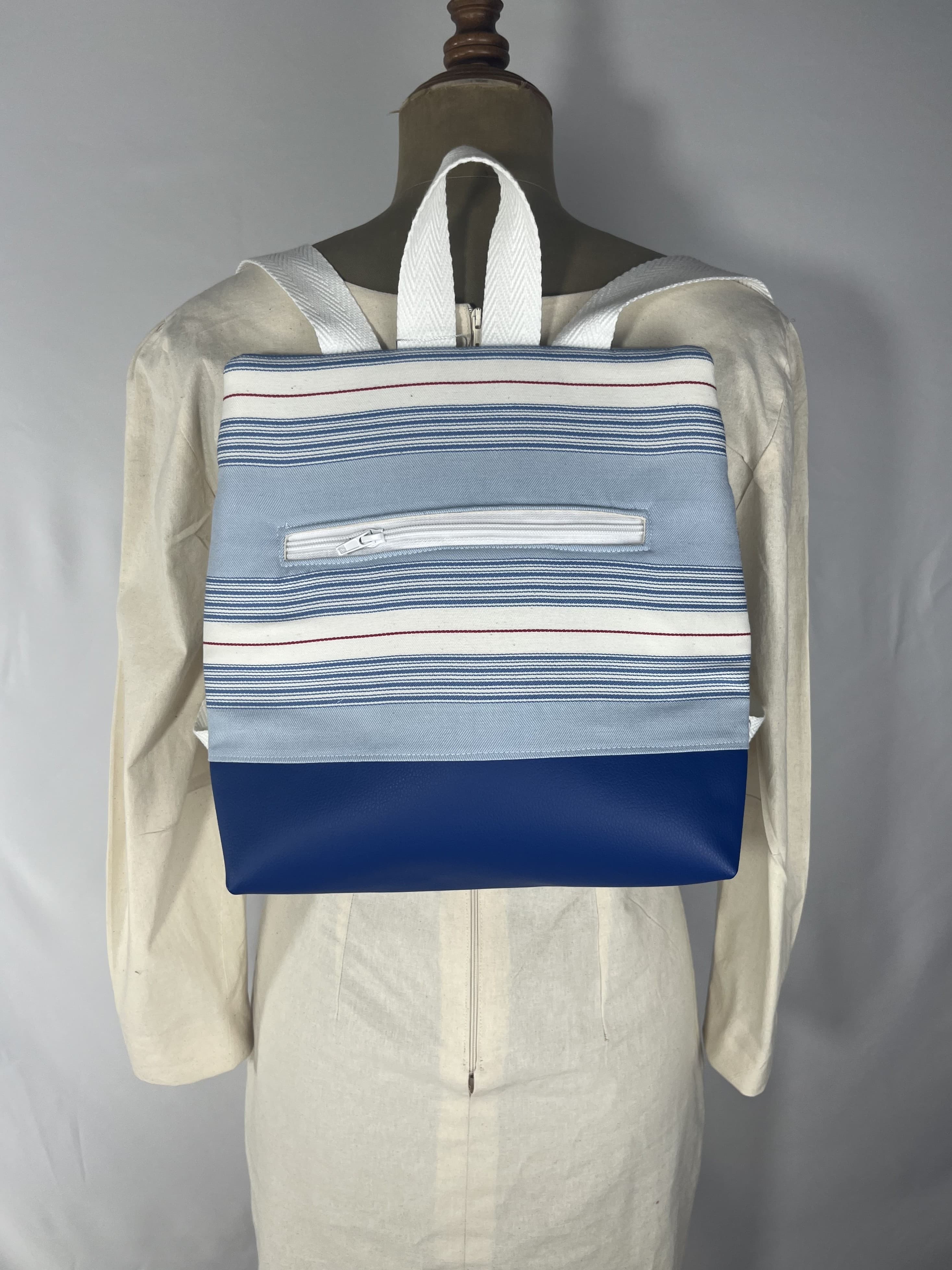 Cala — mochila azul y blanco y rojo artesanal de Lucía Lacunza · vista 2