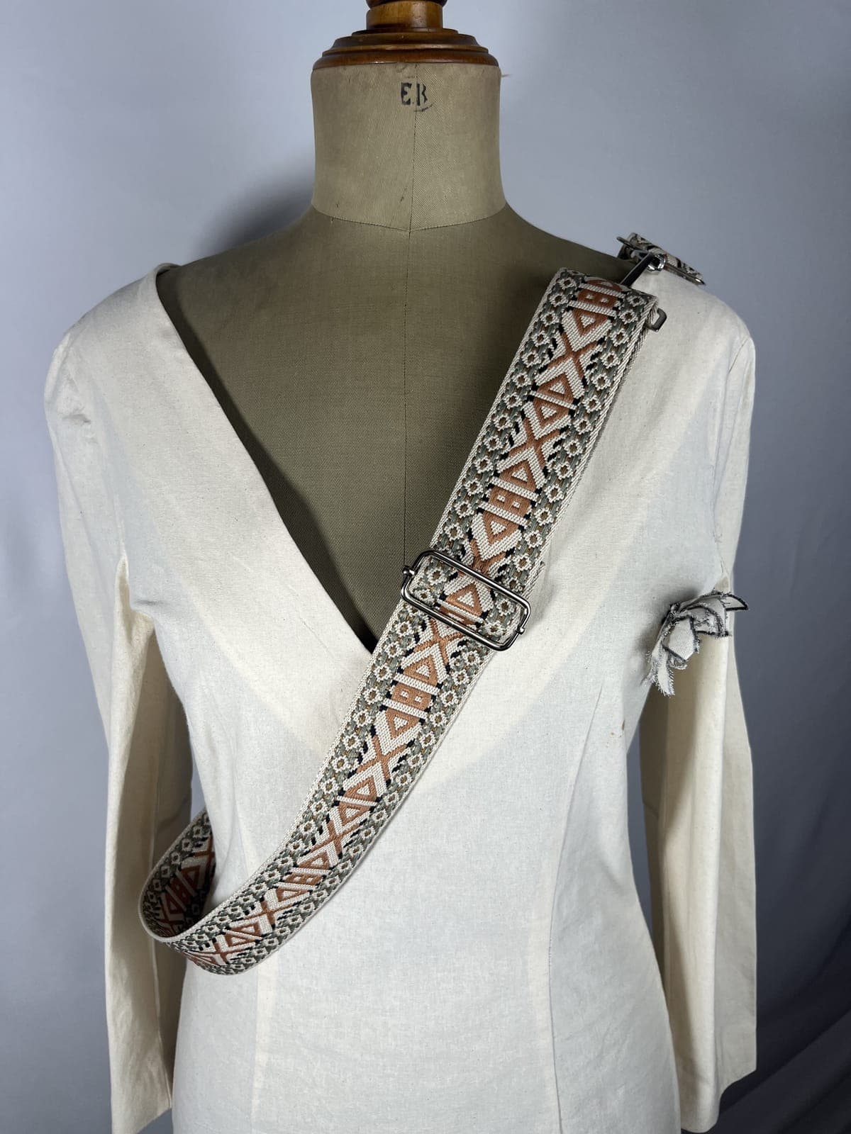 Olmo — accesorio verde y crema y terracota y negro artesanal de Lucía Lacunza