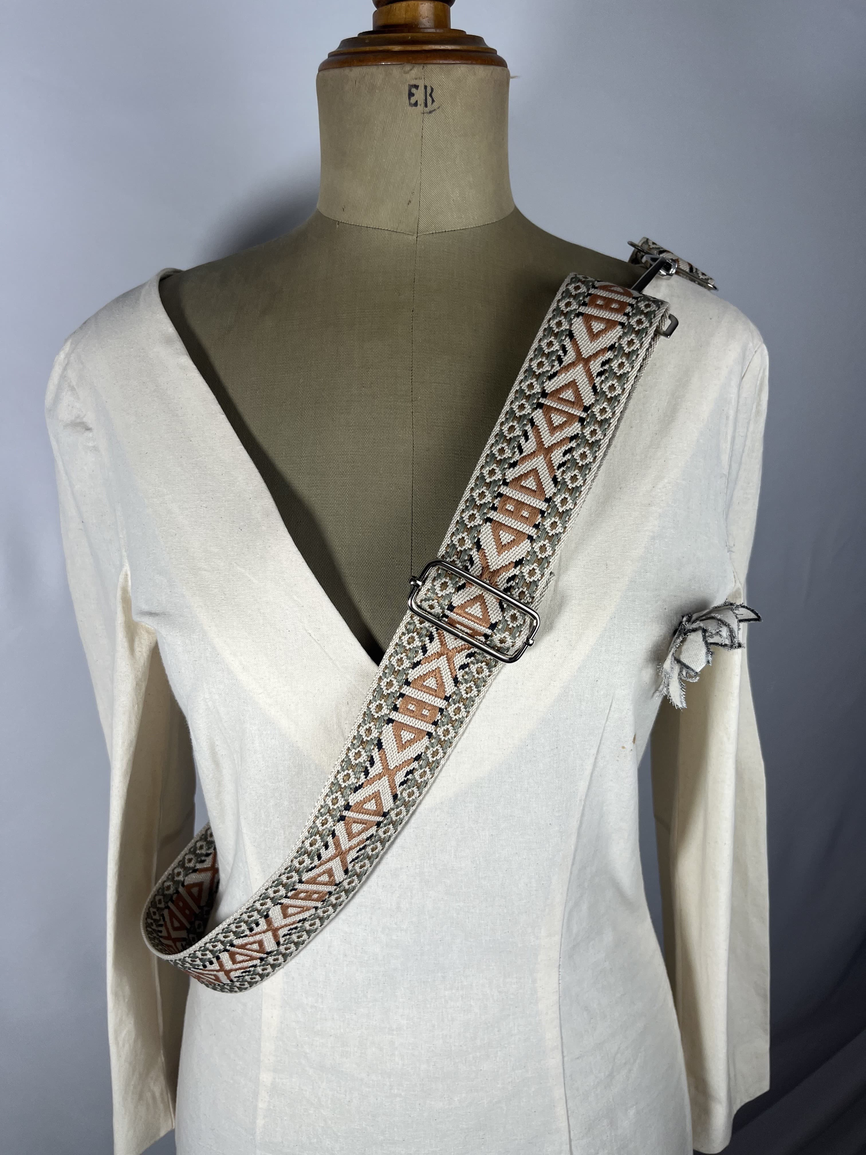 Olmo — accesorio verde y crema y terracota y negro artesanal de Lucía Lacunza