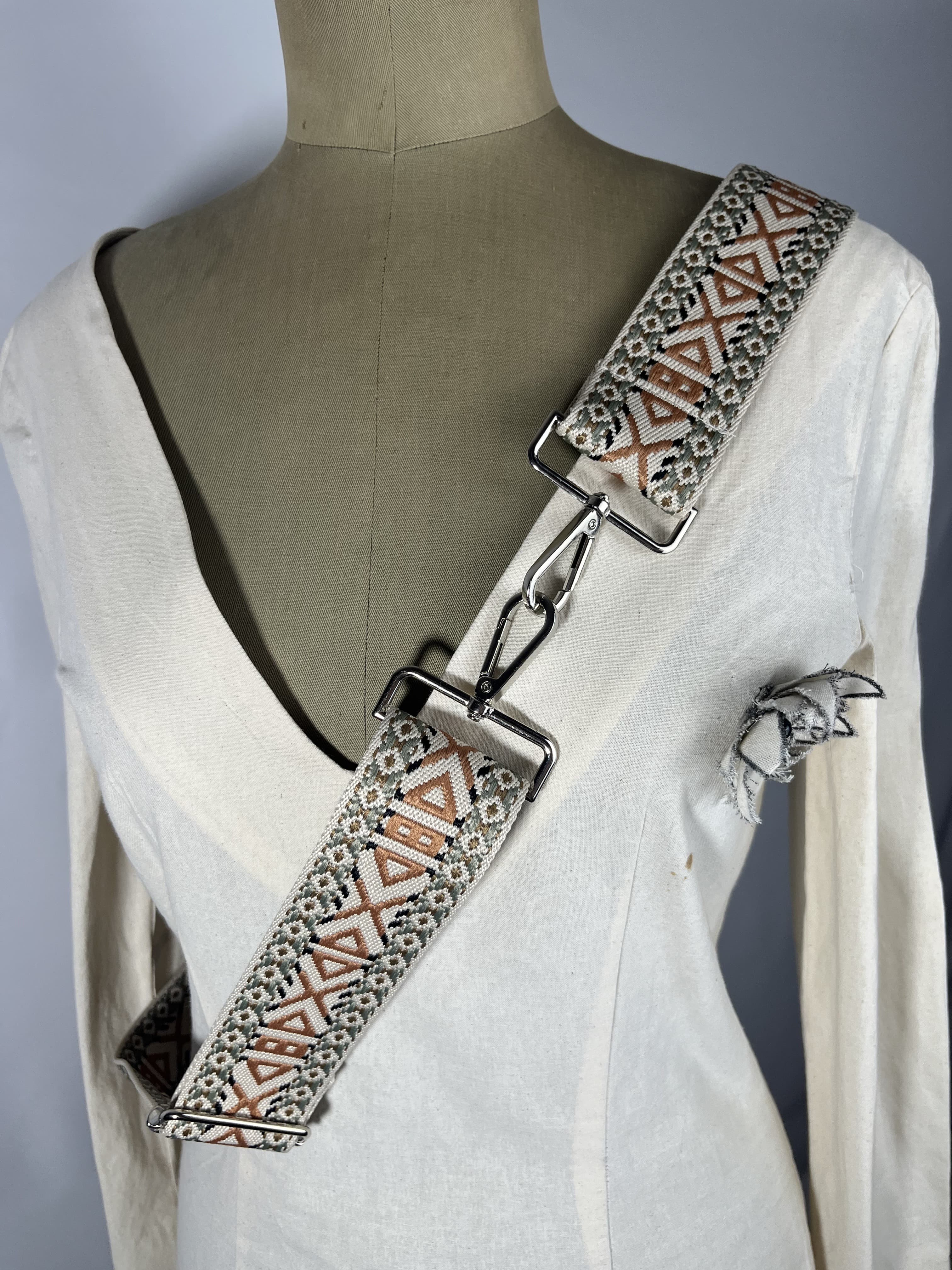 Olmo — accesorio verde y crema y terracota y negro artesanal de Lucía Lacunza · vista 2