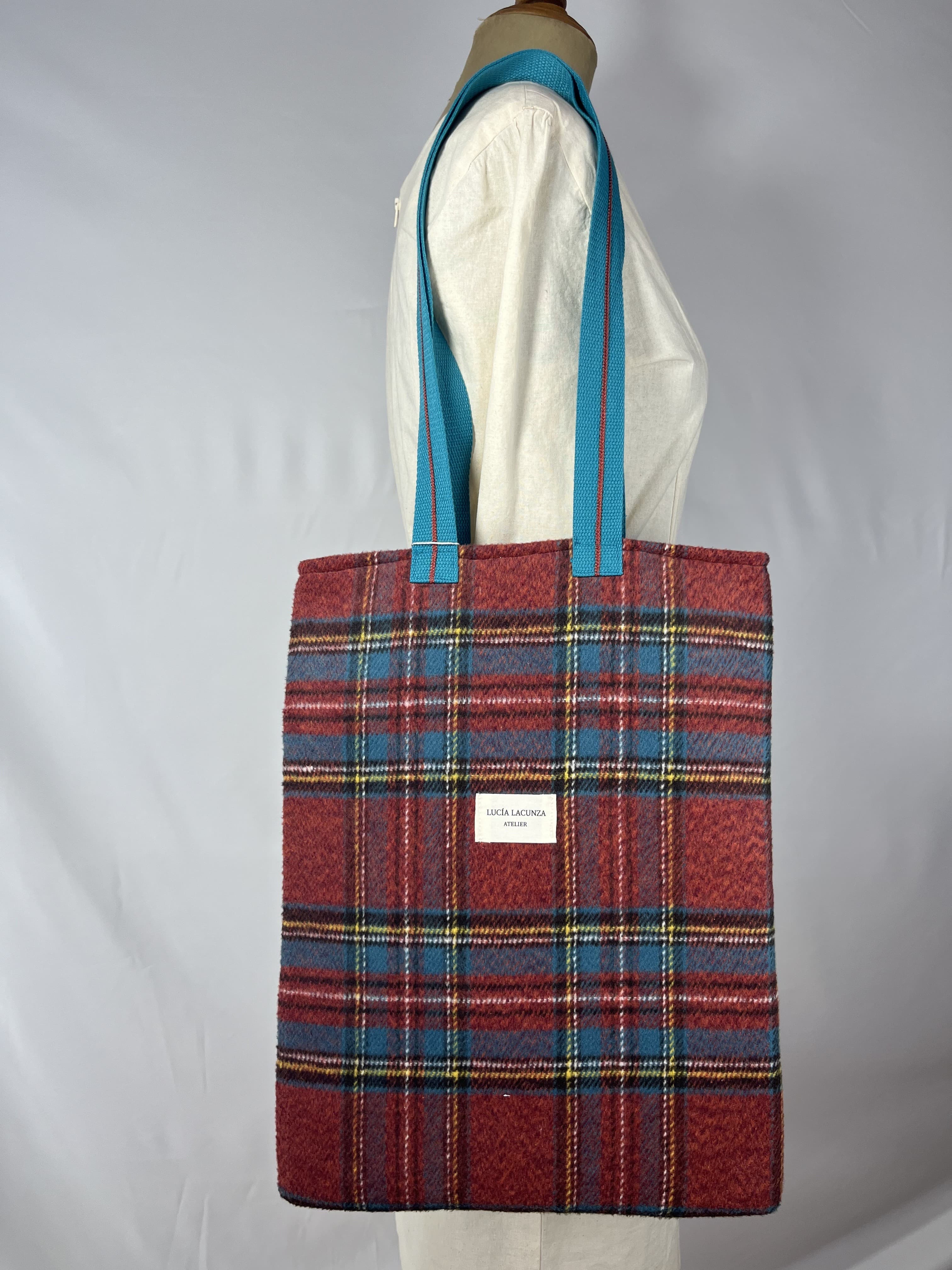 Highlands — bolso ganate y azul artesanal de Lucía Lacunza