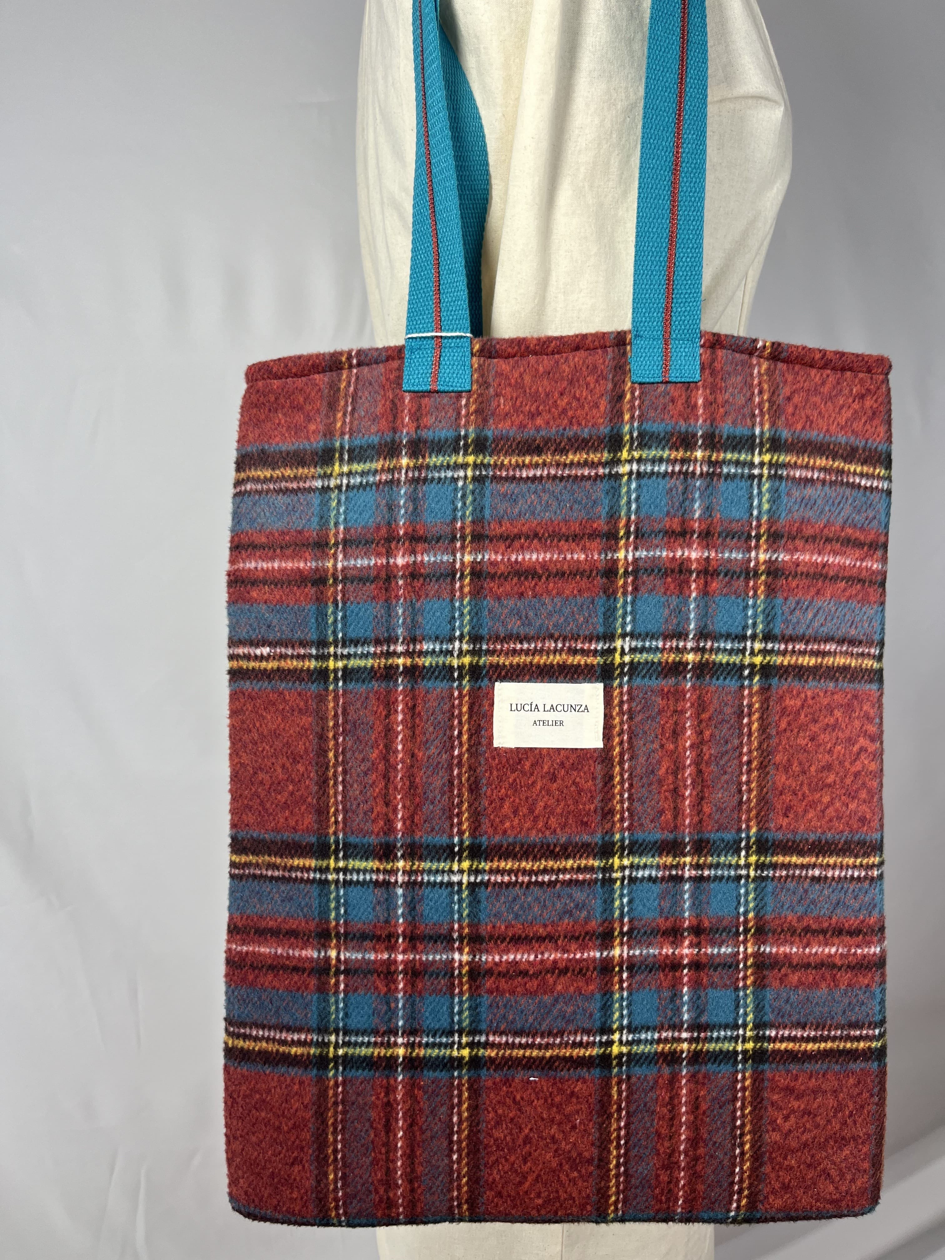 Highlands — bolso ganate y azul artesanal de Lucía Lacunza · vista 3