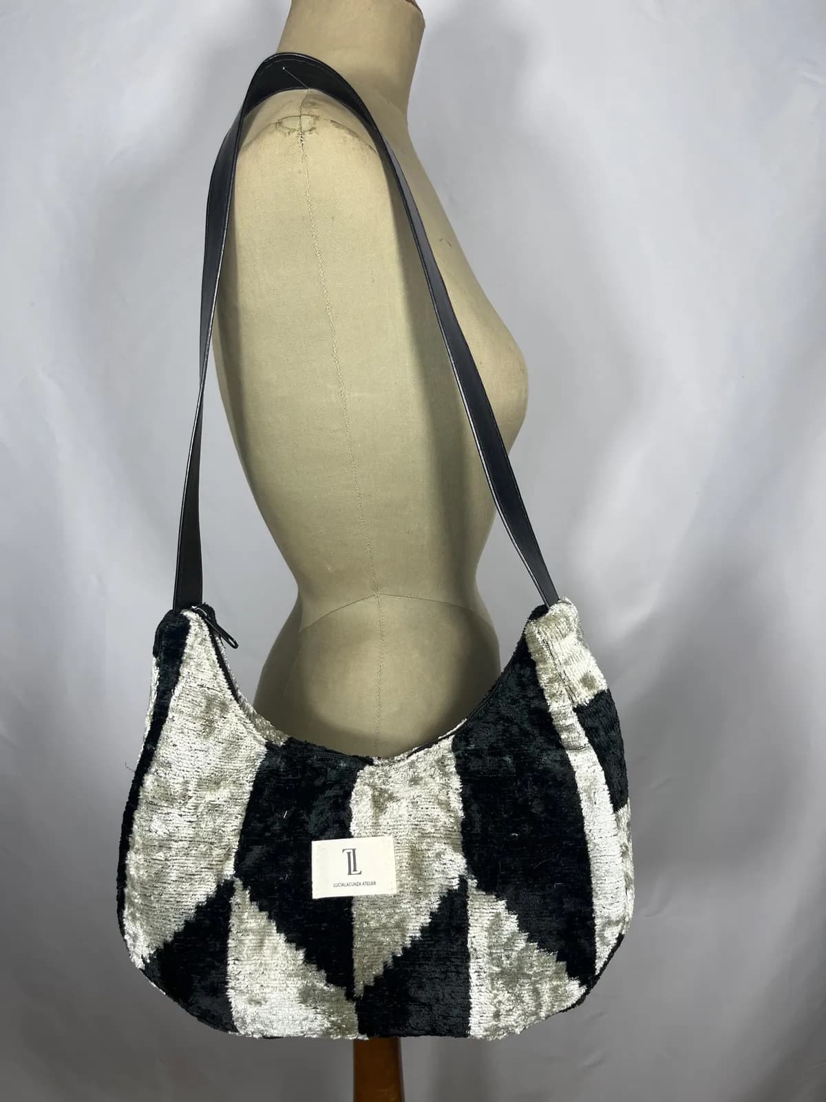 Nox — bolso blanco y negro artesanal de Lucía Lacunza