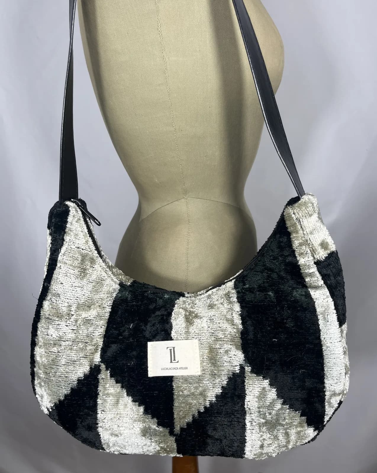 Nox — bolso blanco y negro artesanal de Lucía Lacunza · vista 2