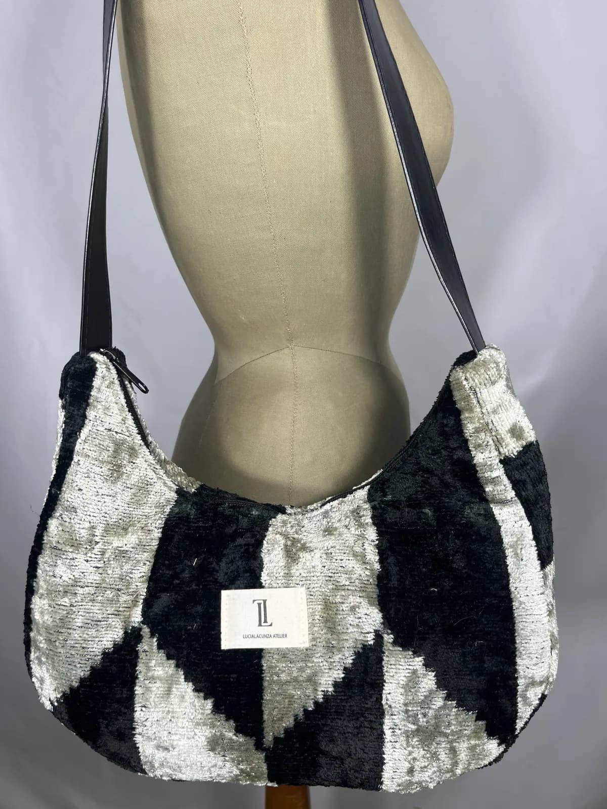 Nox — bolso blanco y negro artesanal de Lucía Lacunza · vista 3