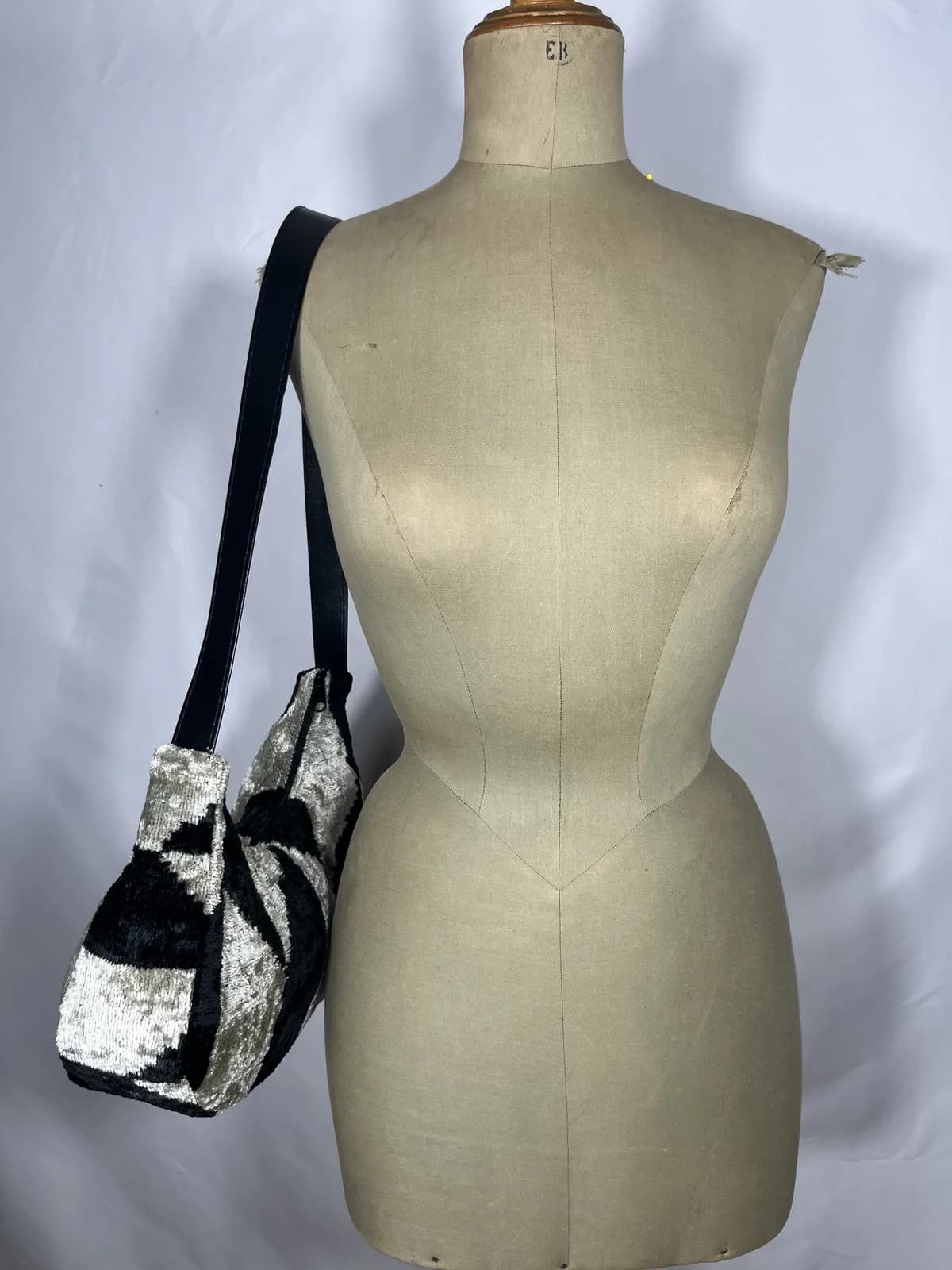 Nox — bolso blanco y negro artesanal de Lucía Lacunza · vista 4