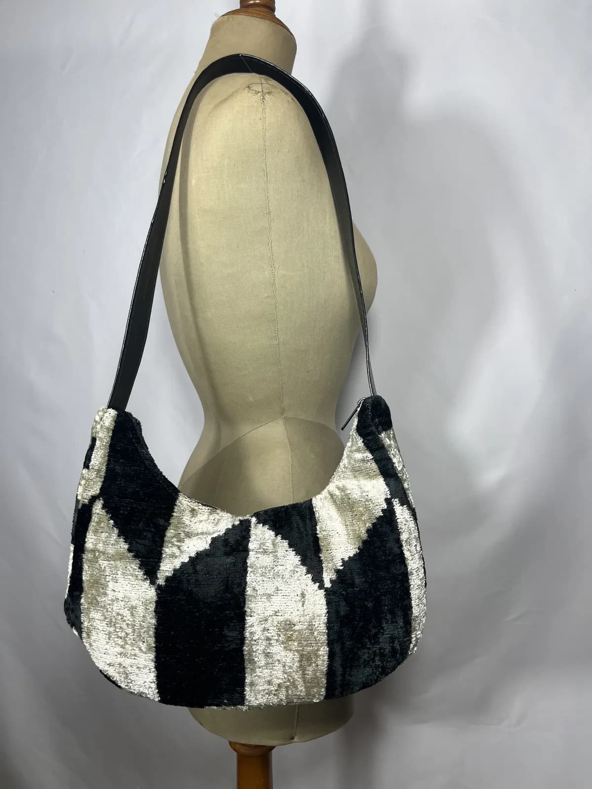 Nox — bolso blanco y negro artesanal de Lucía Lacunza · vista 5