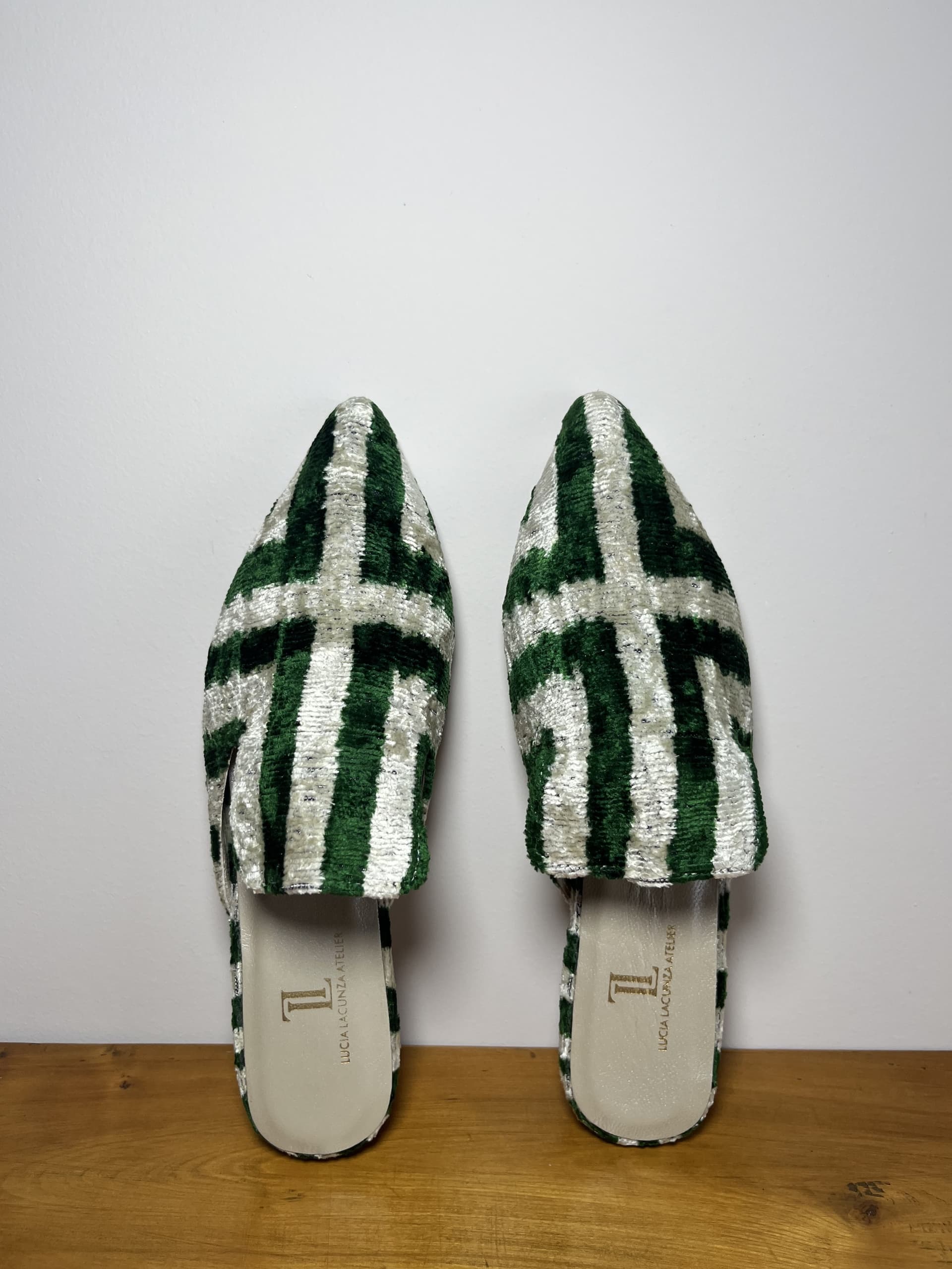 Malaquita — mules verde y gris claro artesanal de Lucía Lacunza