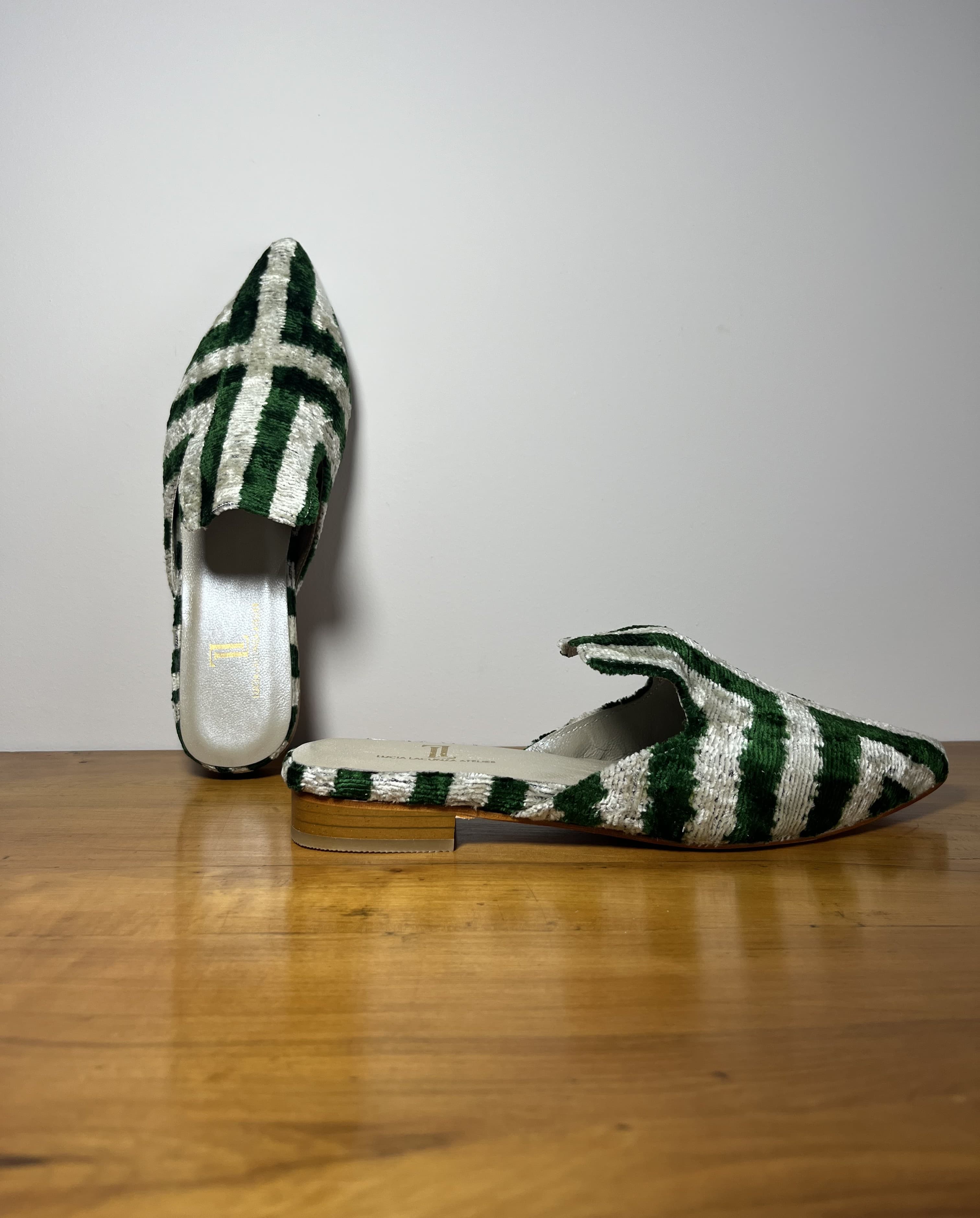 Malaquita — mules verde y gris claro artesanal de Lucía Lacunza · vista 2