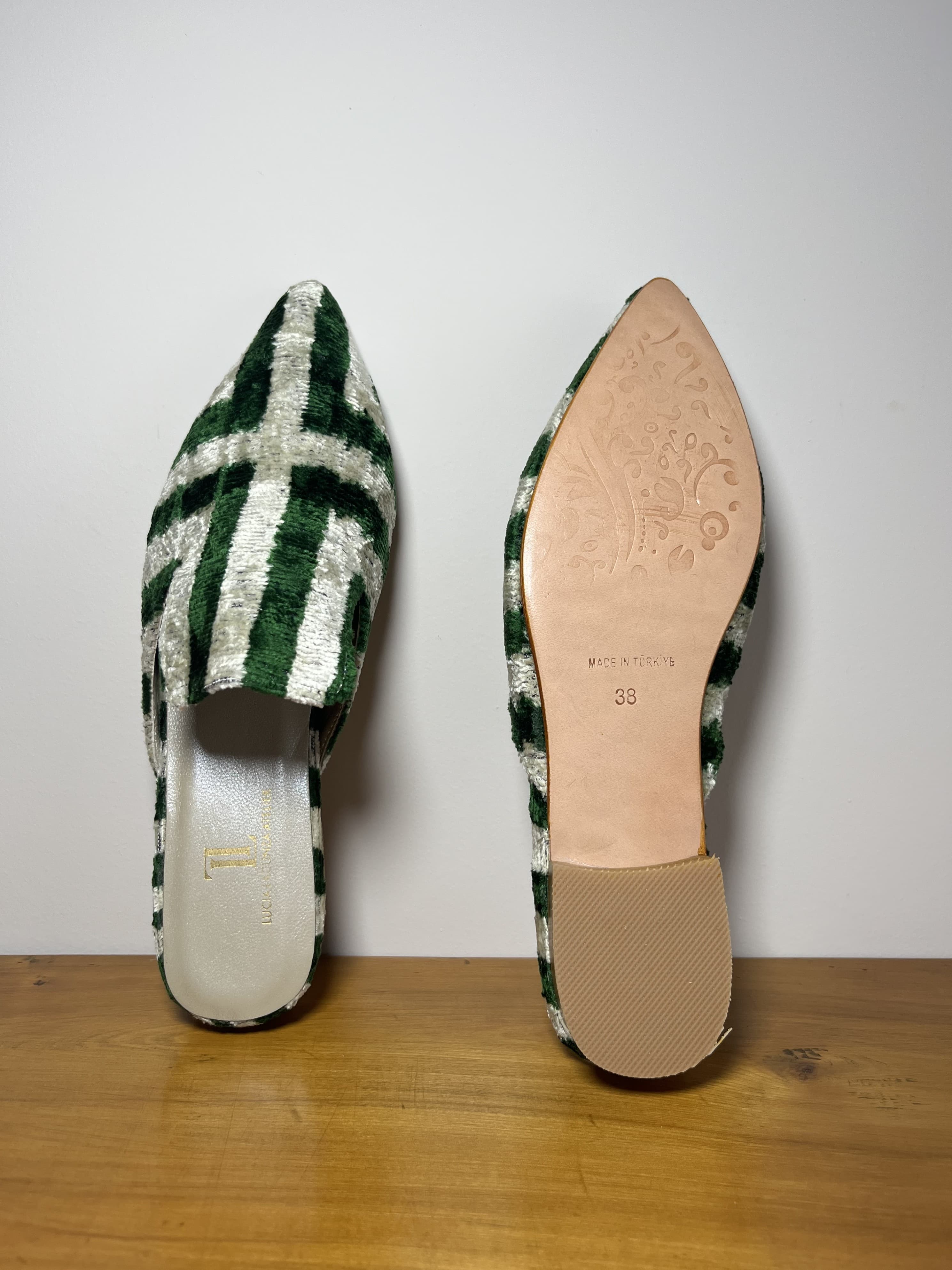 Malaquita — mules verde y gris claro artesanal de Lucía Lacunza · vista 3