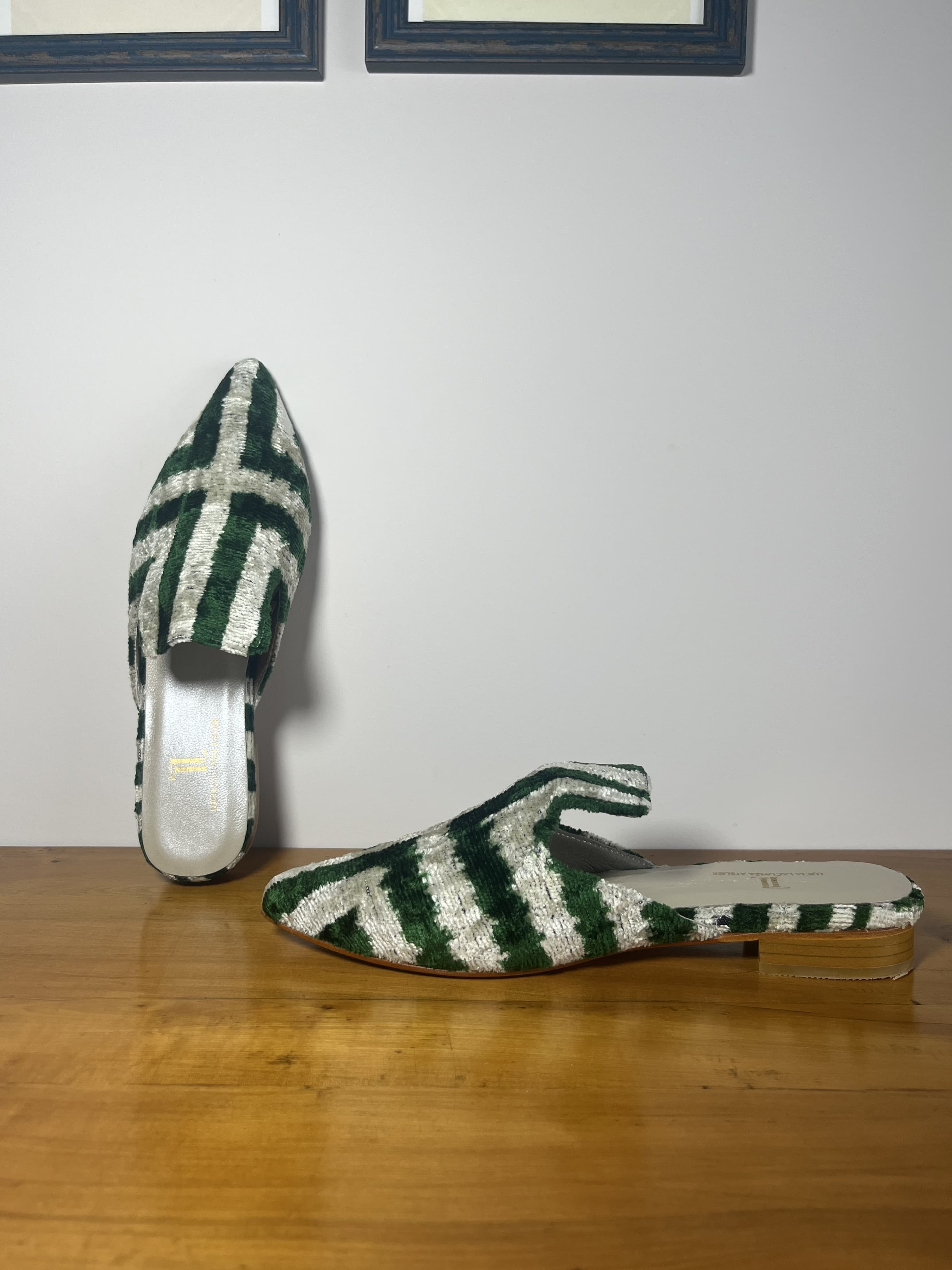 Malaquita — mules verde y gris claro artesanal de Lucía Lacunza · vista 4