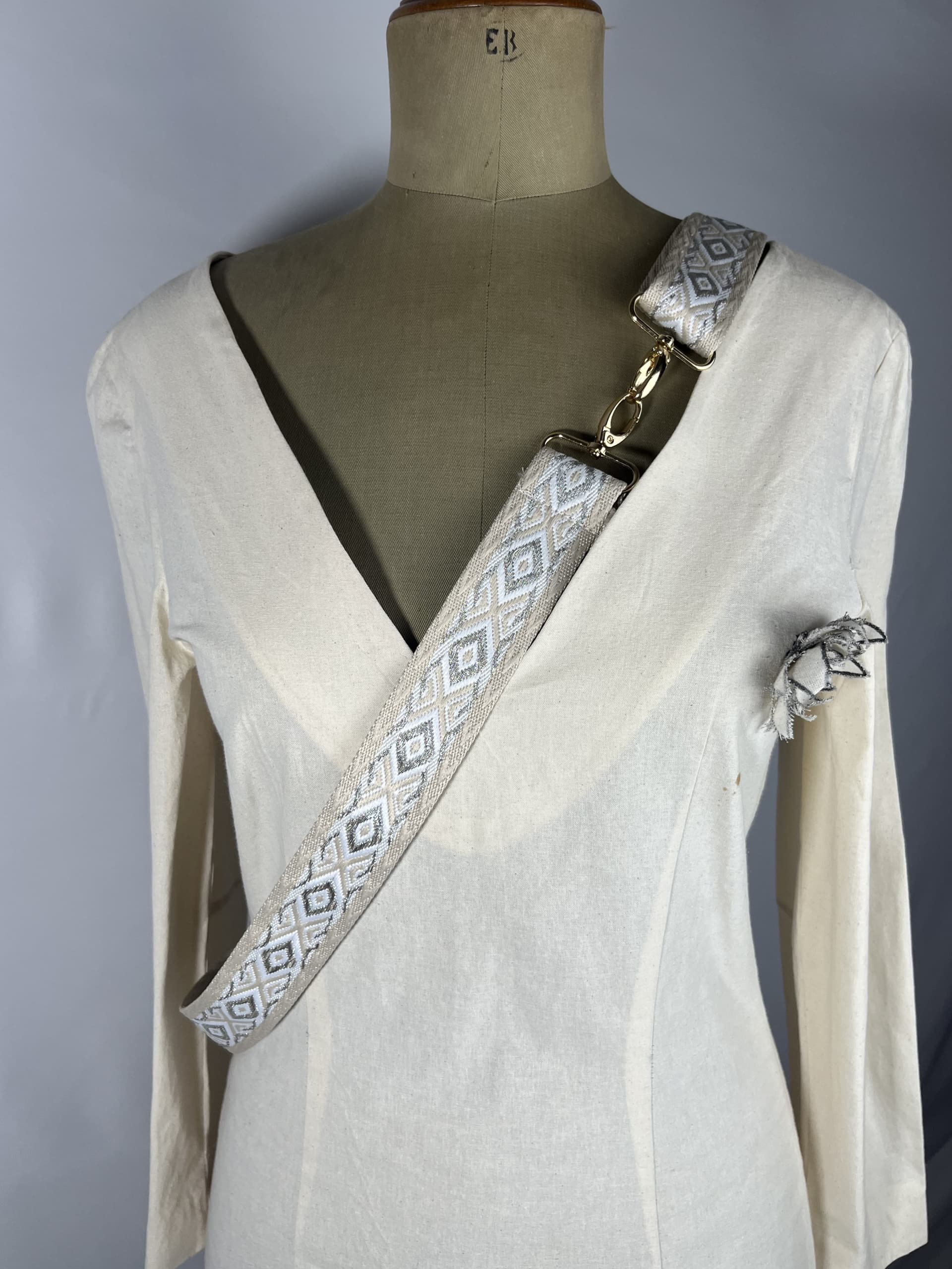 Hielo — accesorio plateado y blanco y beige artesanal de Lucía Lacunza