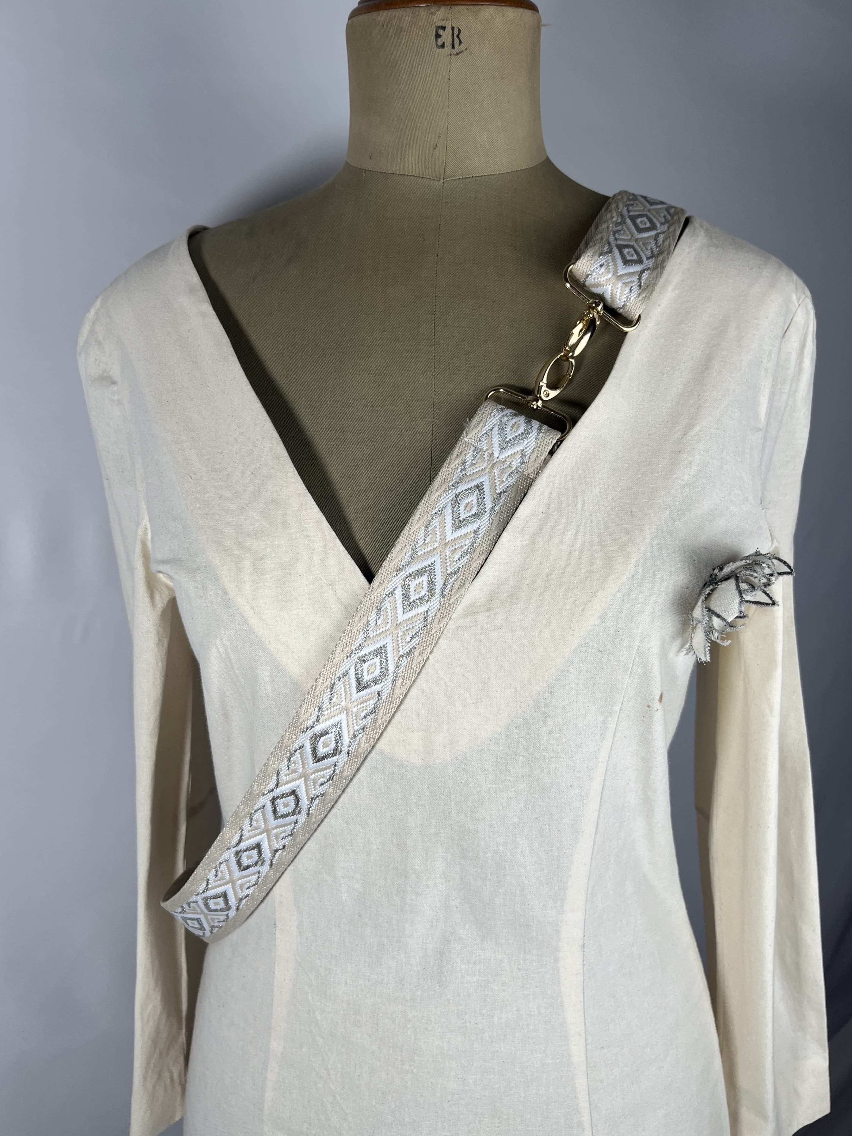 Hielo — accesorio plateado y blanco y beige artesanal de Lucía Lacunza
