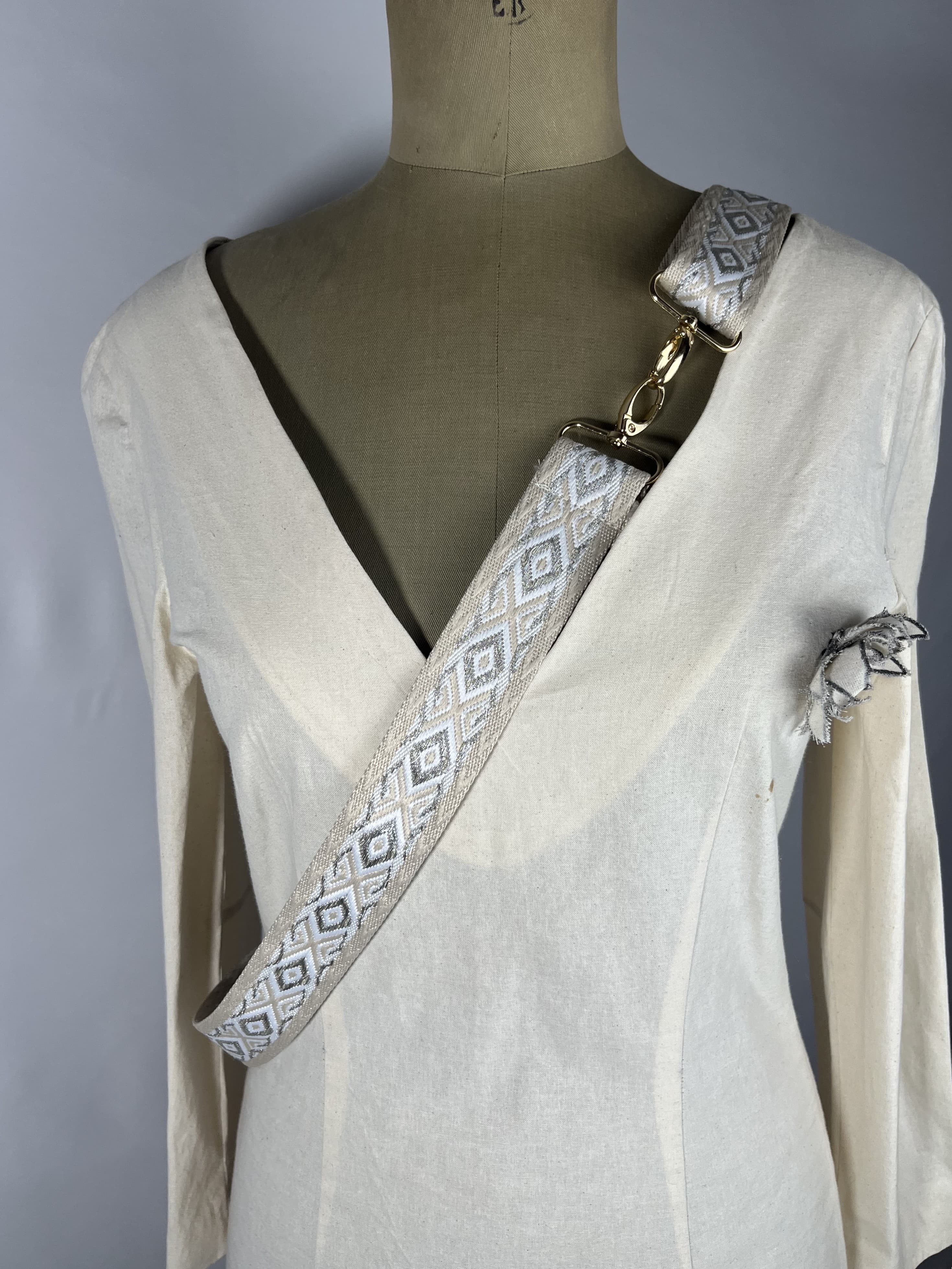Hielo — accesorio plateado y blanco y beige artesanal de Lucía Lacunza · vista 2
