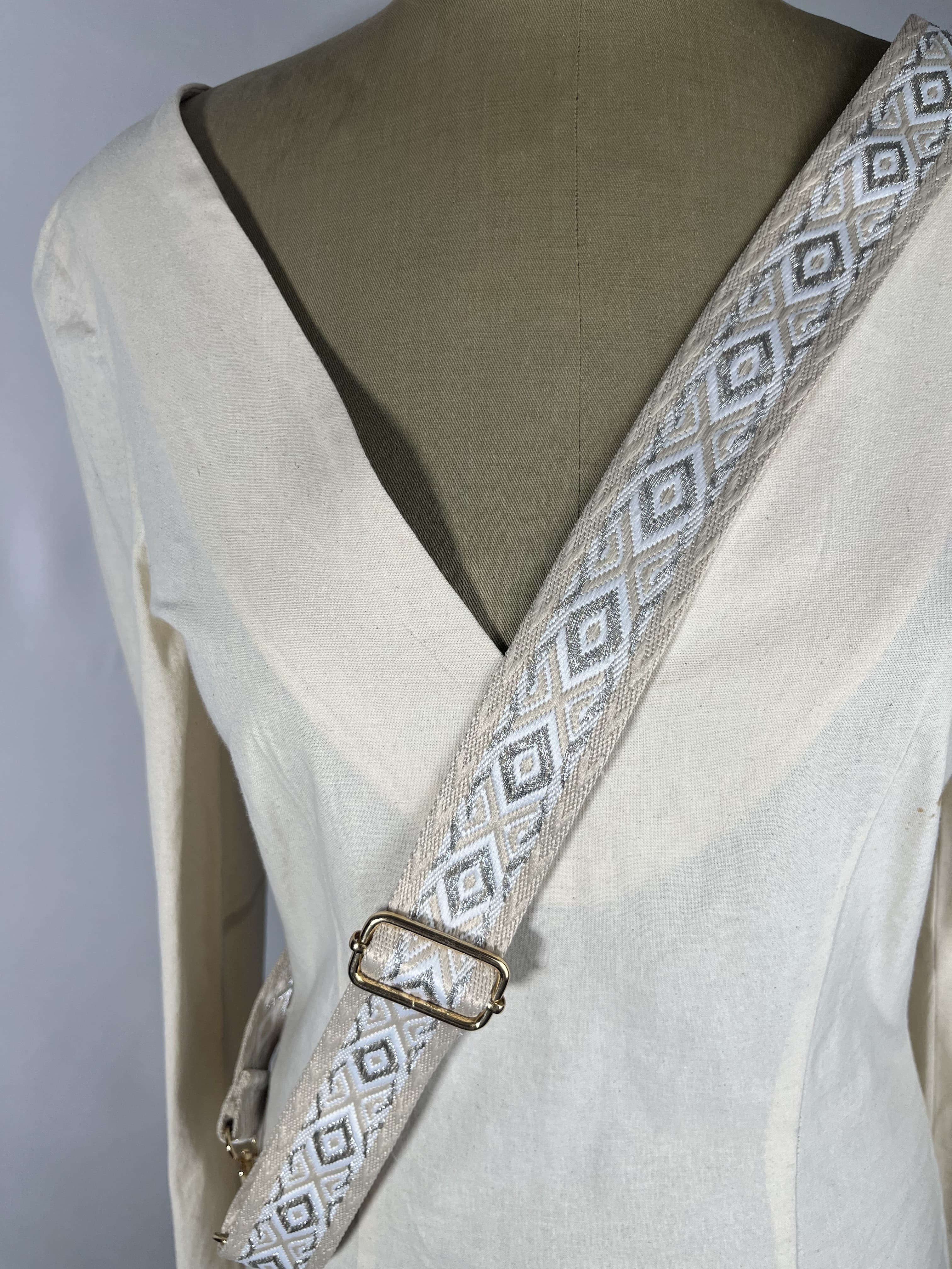 Hielo — accesorio plateado y blanco y beige artesanal de Lucía Lacunza · vista 3