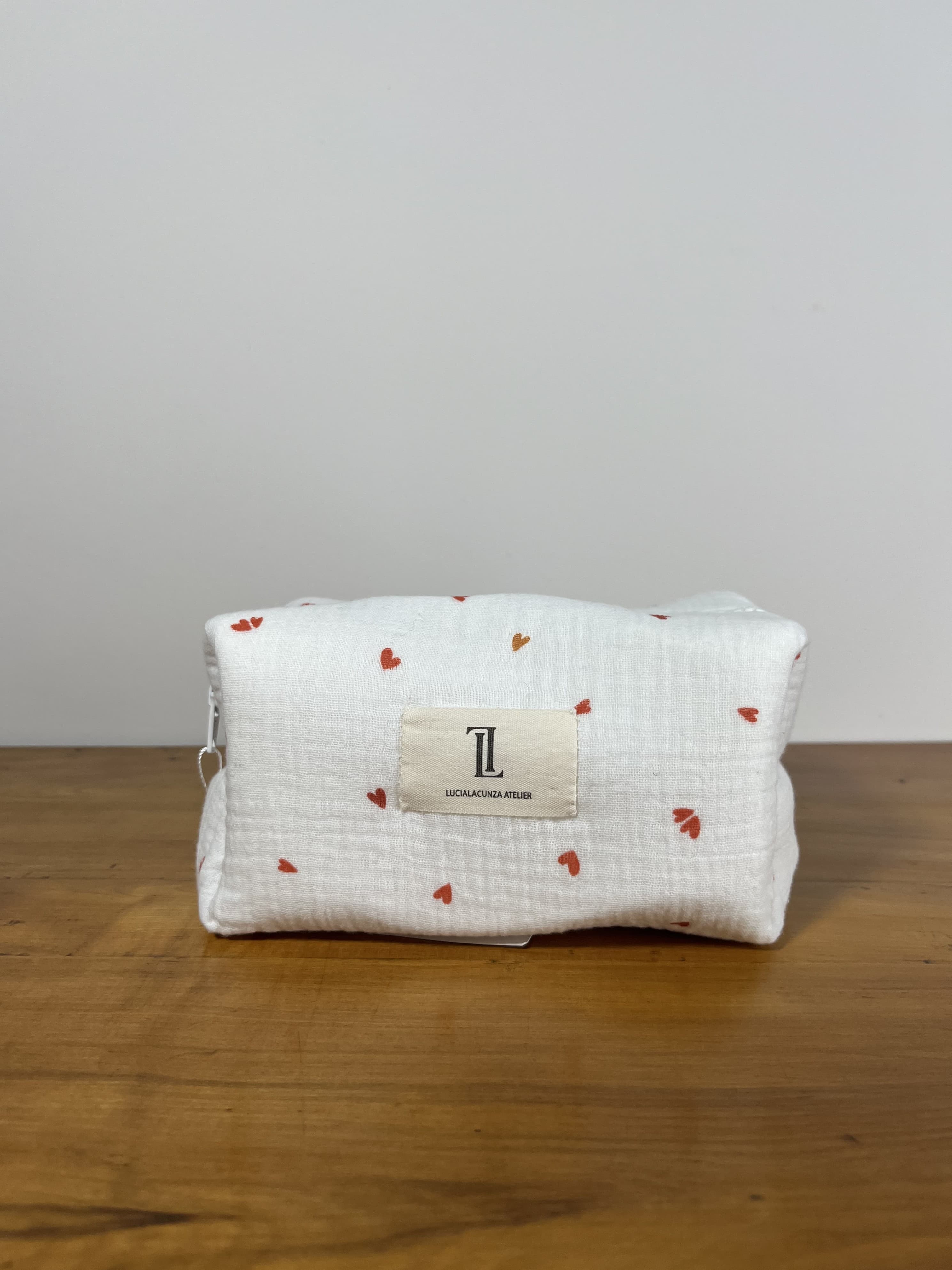 Cuore — neceser blanco y rojo artesanal de Lucía Lacunza