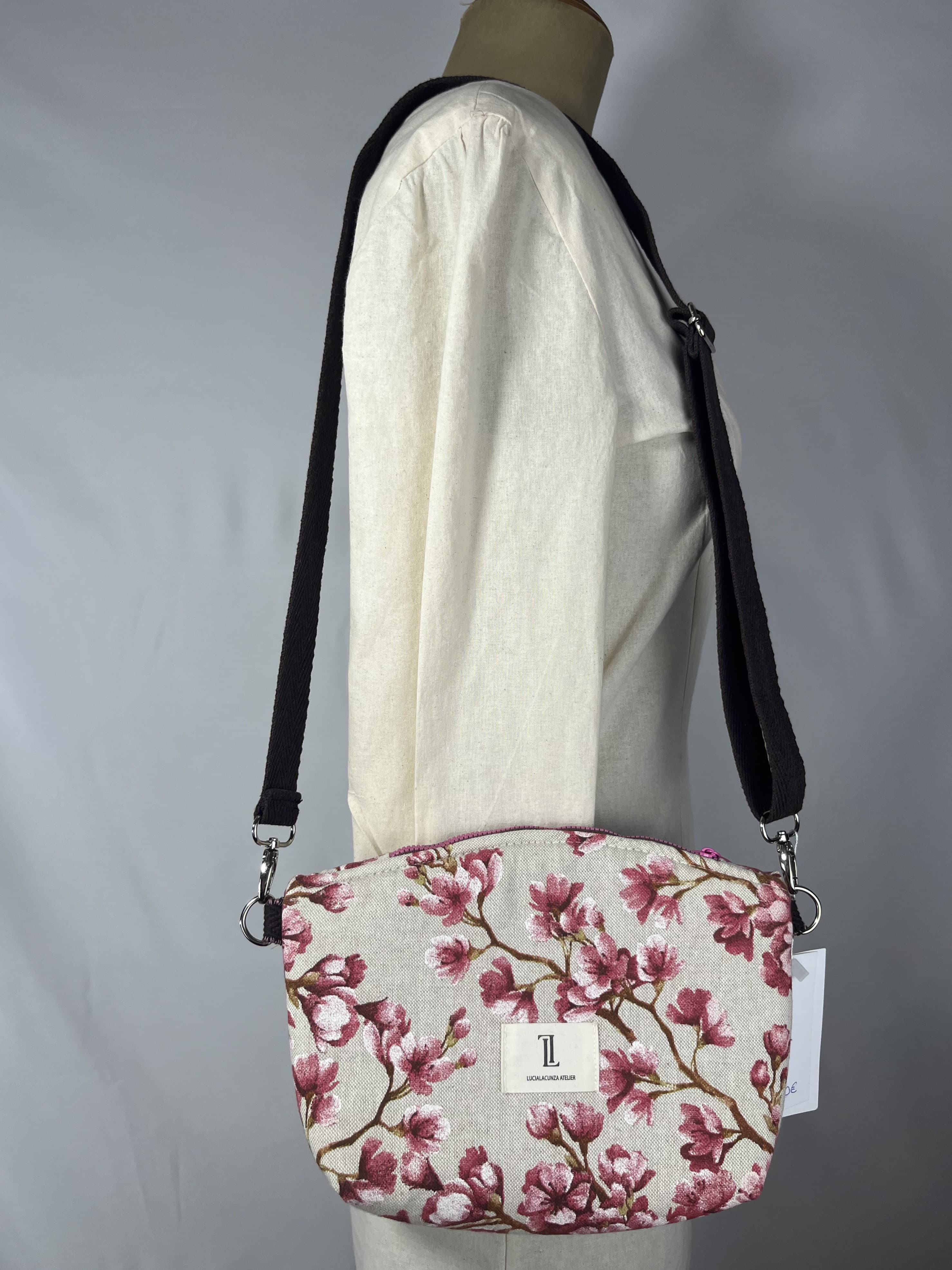 Sakura — bolso marron y rosa y blanco artesanal de Lucía Lacunza