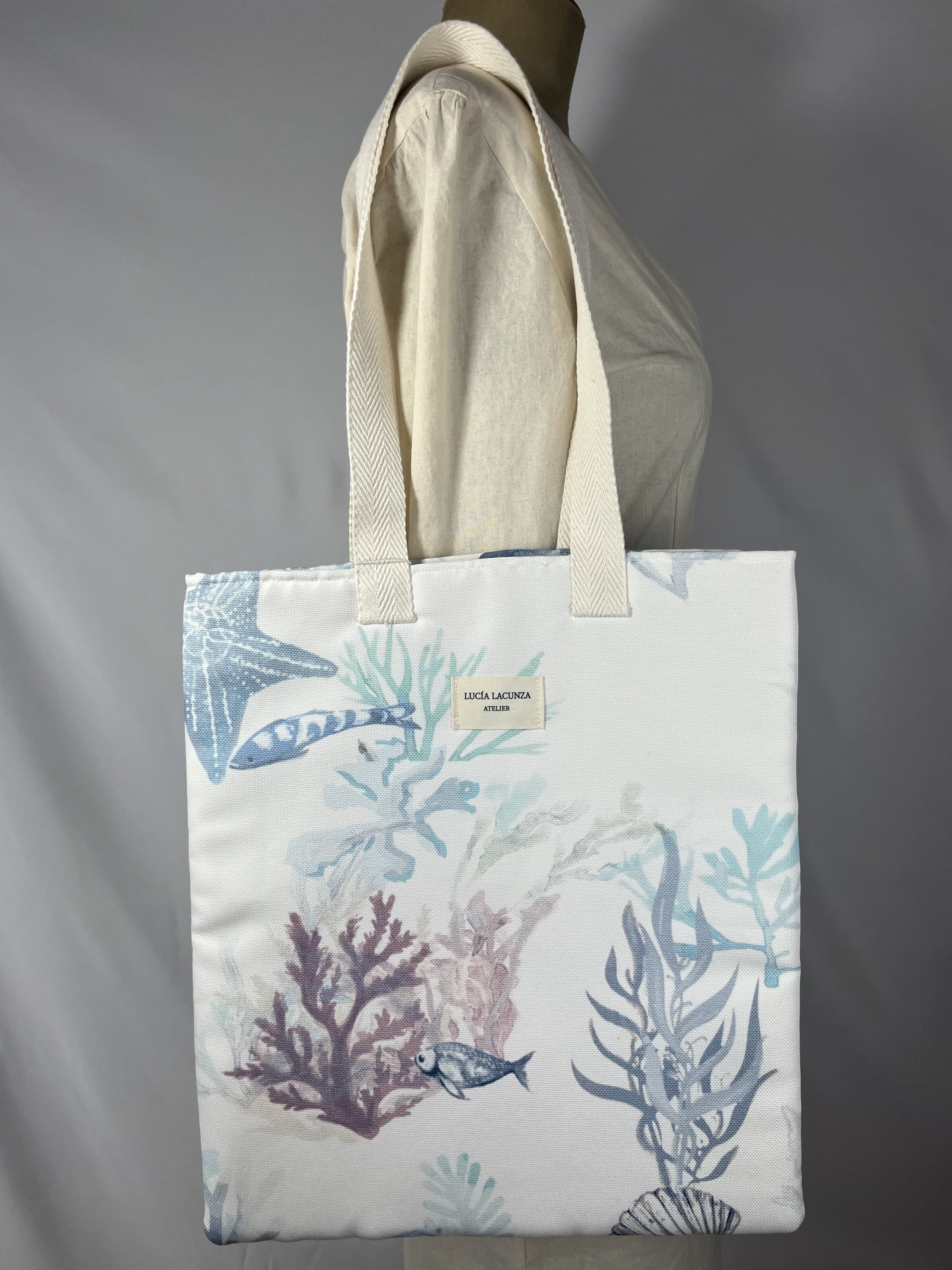 Acuarela — bolso azul y blanco artesanal de Lucía Lacunza