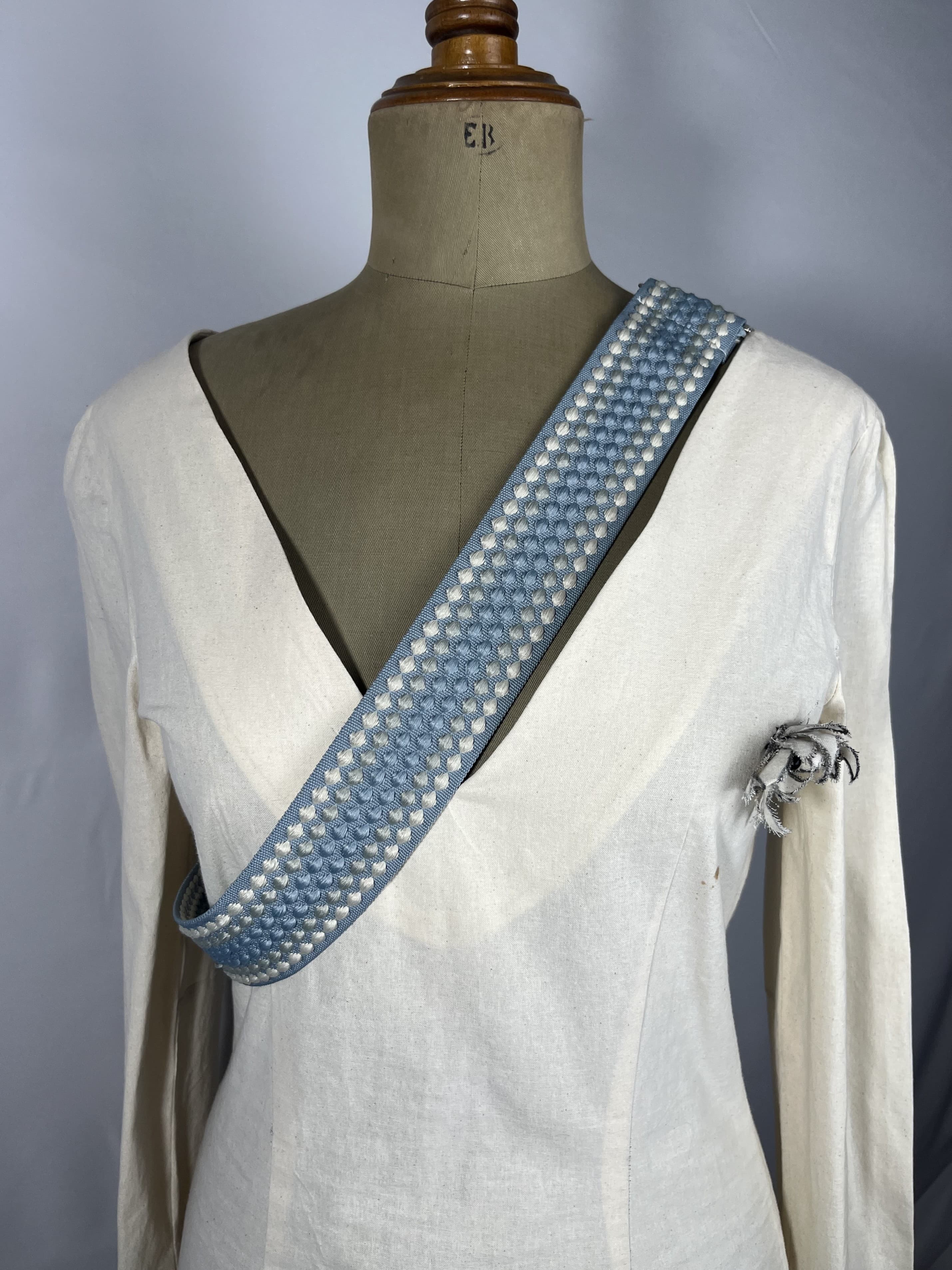 Nube — accesorio azul y blanco y beige artesanal de Lucía Lacunza