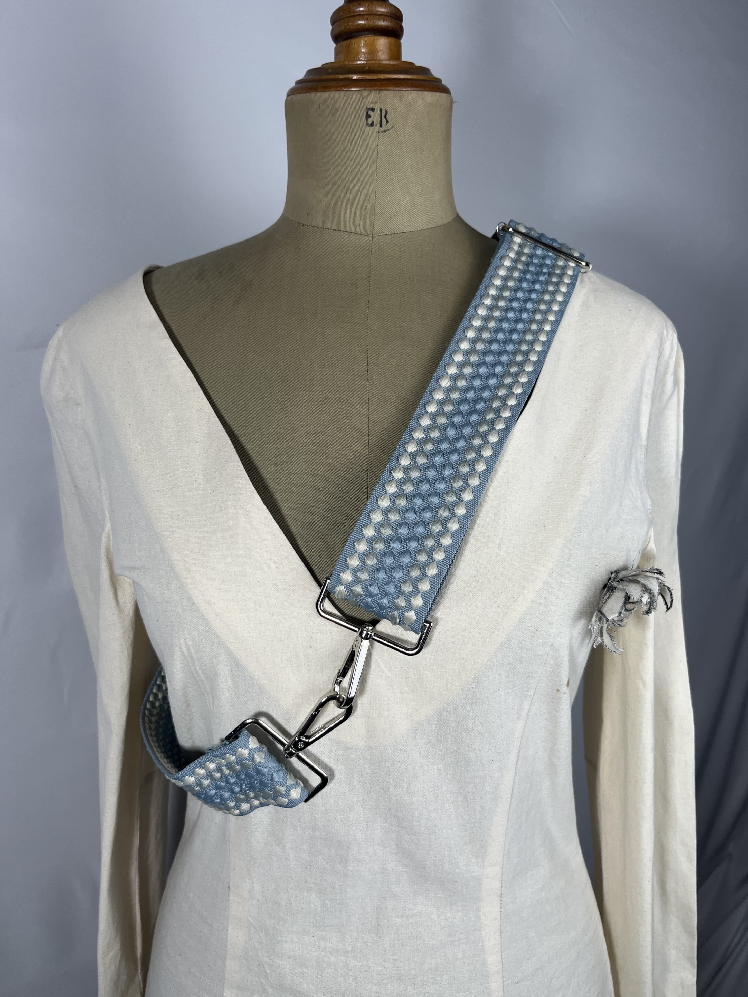Nube — accesorio azul y blanco y beige artesanal de Lucía Lacunza · vista 2