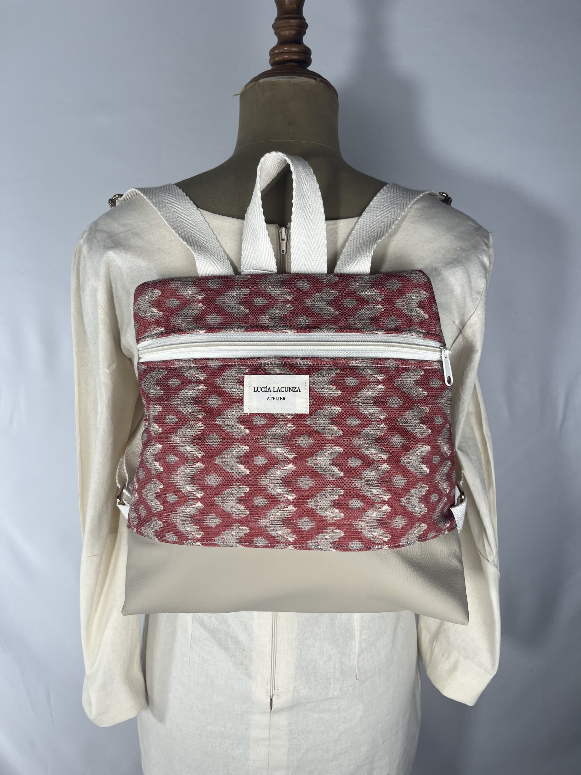 Amapola — mochila granate y gris artesanal de Lucía Lacunza