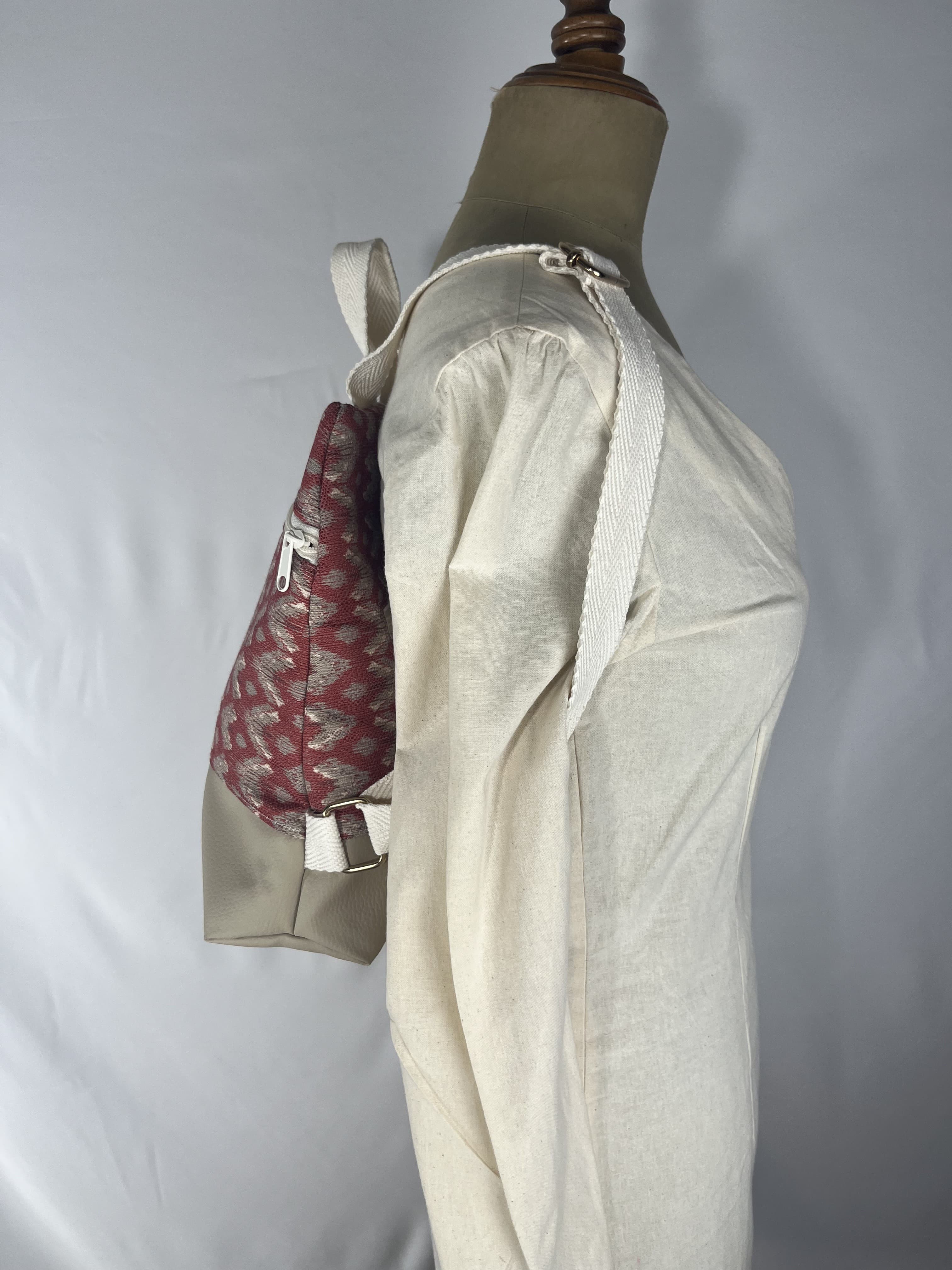Amapola — mochila granate y gris artesanal de Lucía Lacunza · vista 2