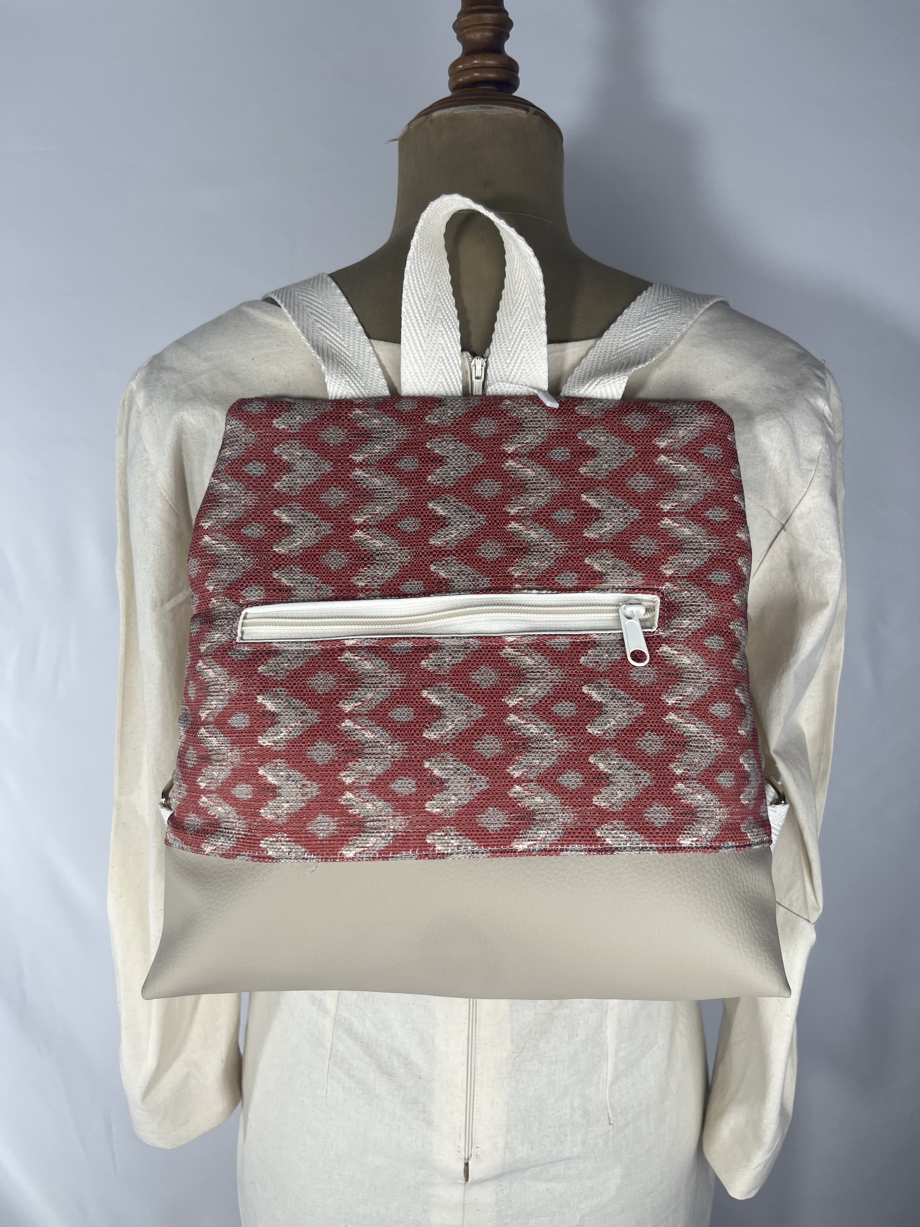 Amapola — mochila granate y gris artesanal de Lucía Lacunza · vista 3
