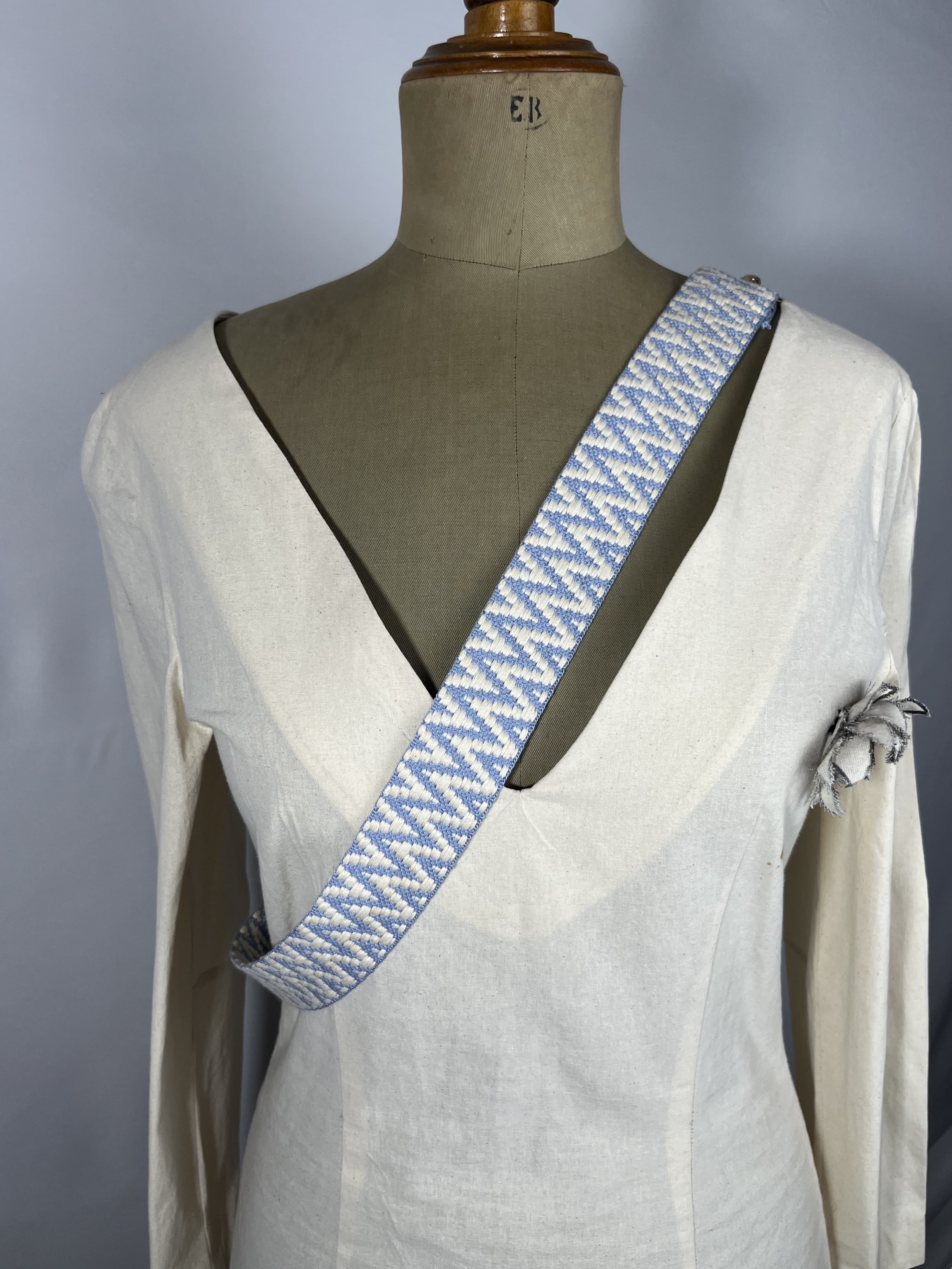 Aqua — accesorio azul. blanco artesanal de Lucía Lacunza