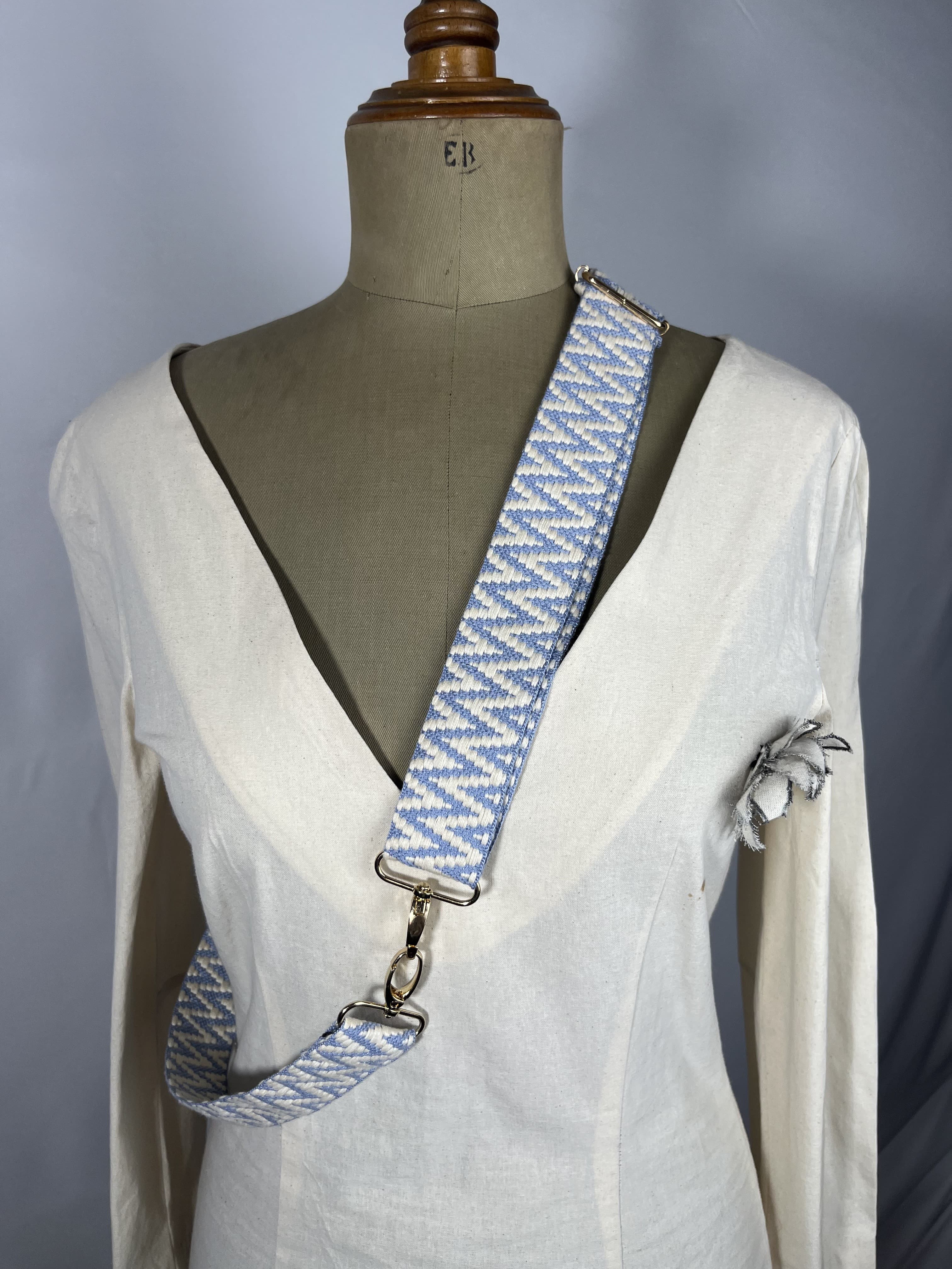 Aqua — accesorio azul. blanco artesanal de Lucía Lacunza · vista 2