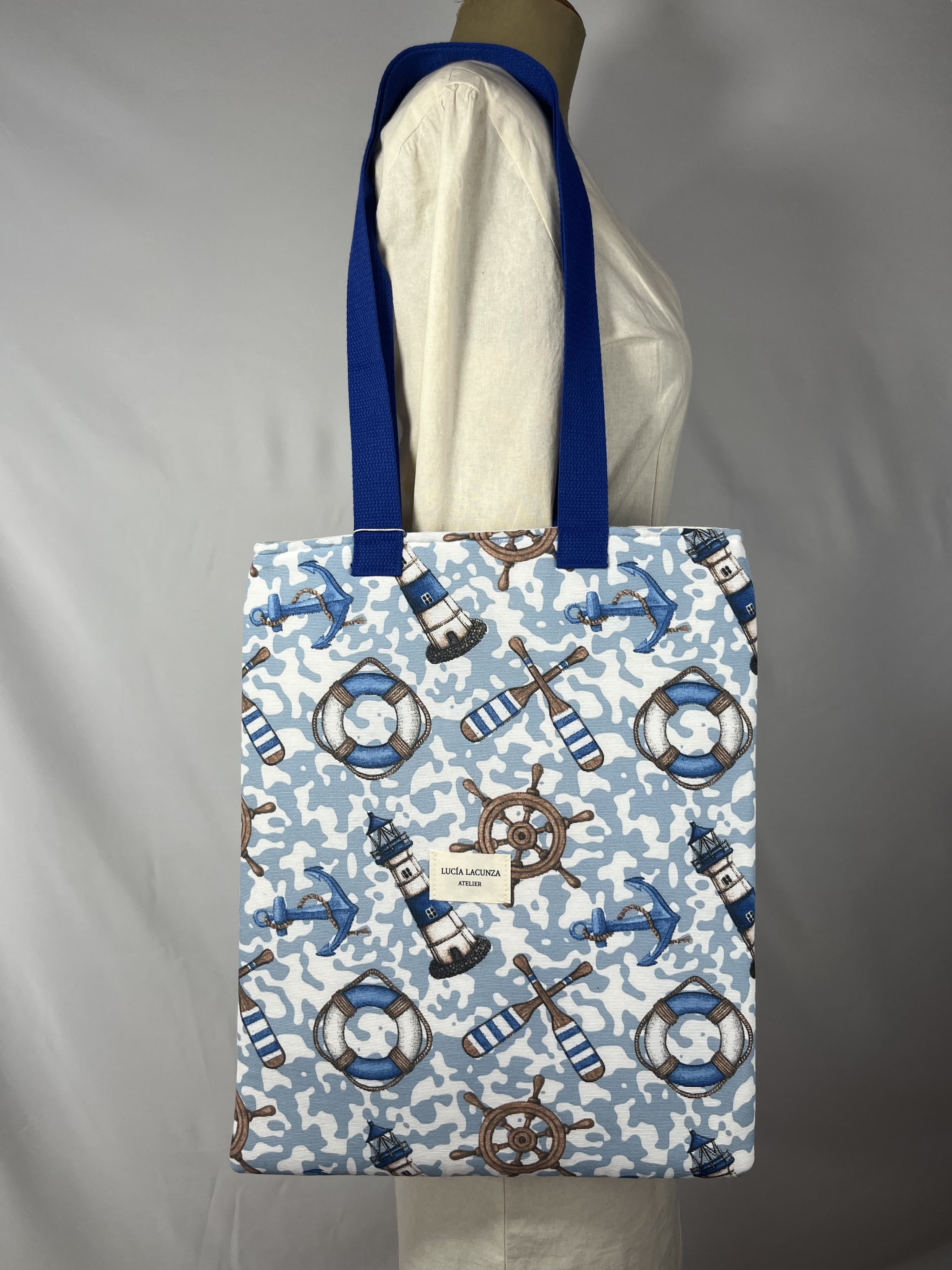 Faro — bolso azul y blanco y marrón artesanal de Lucía Lacunza