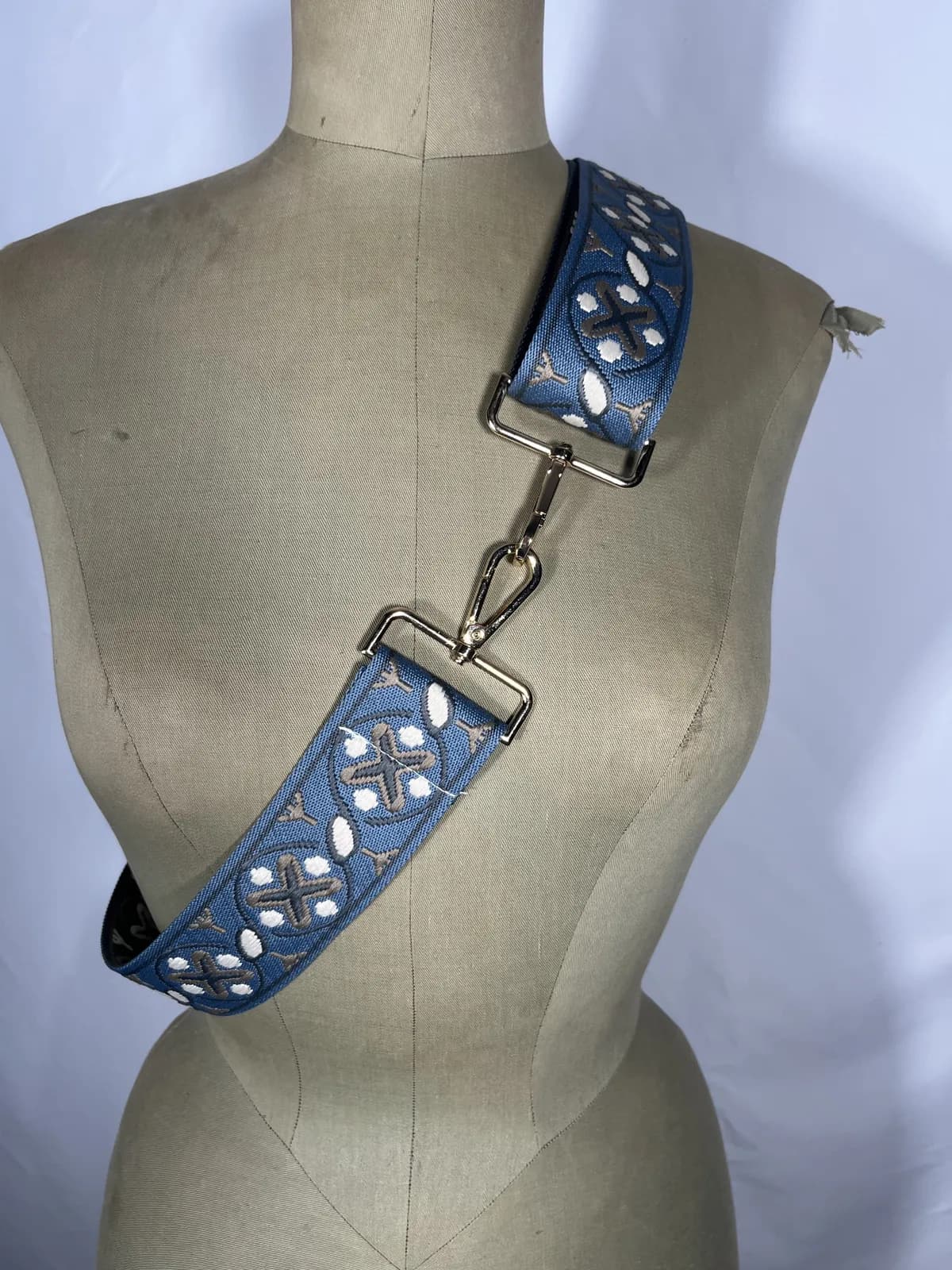 Atlántica — accesorio azul y gris y blanco artesanal de Lucía Lacunza · vista 3