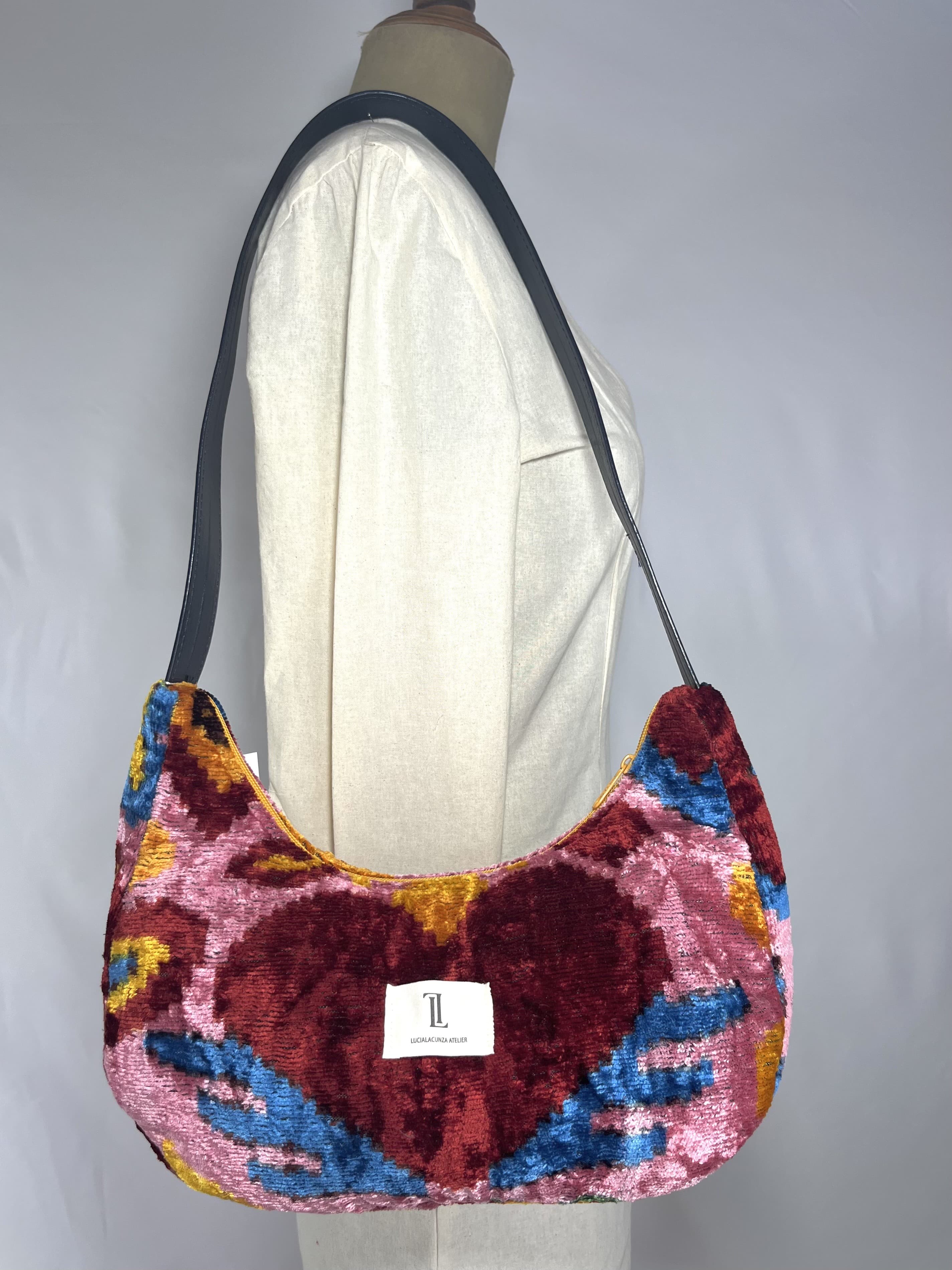 Aria — bolso rosa y rojo y azul y negro artesanal de Lucía Lacunza