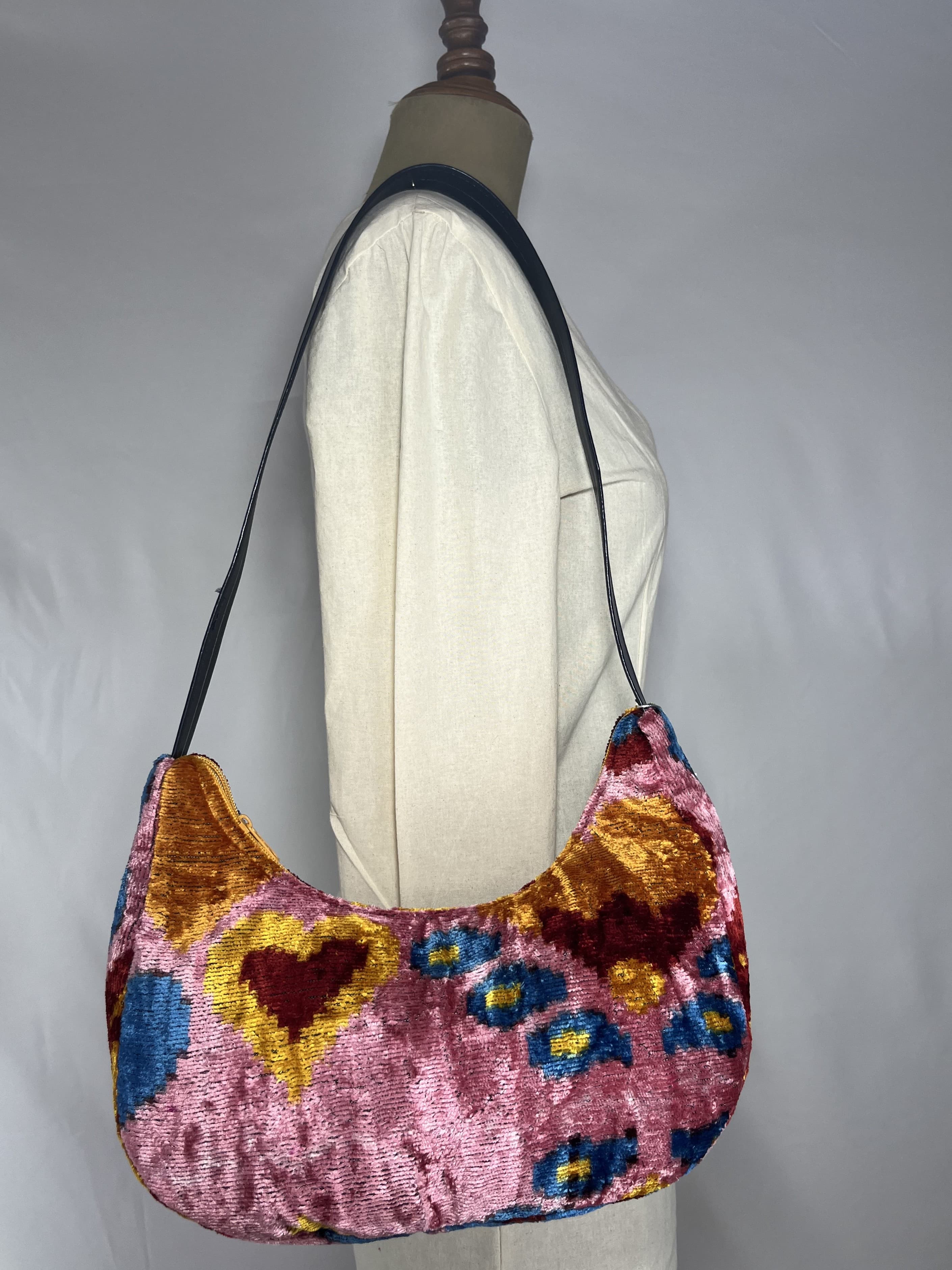 Aria — bolso rosa y rojo y azul y negro artesanal de Lucía Lacunza · vista 2