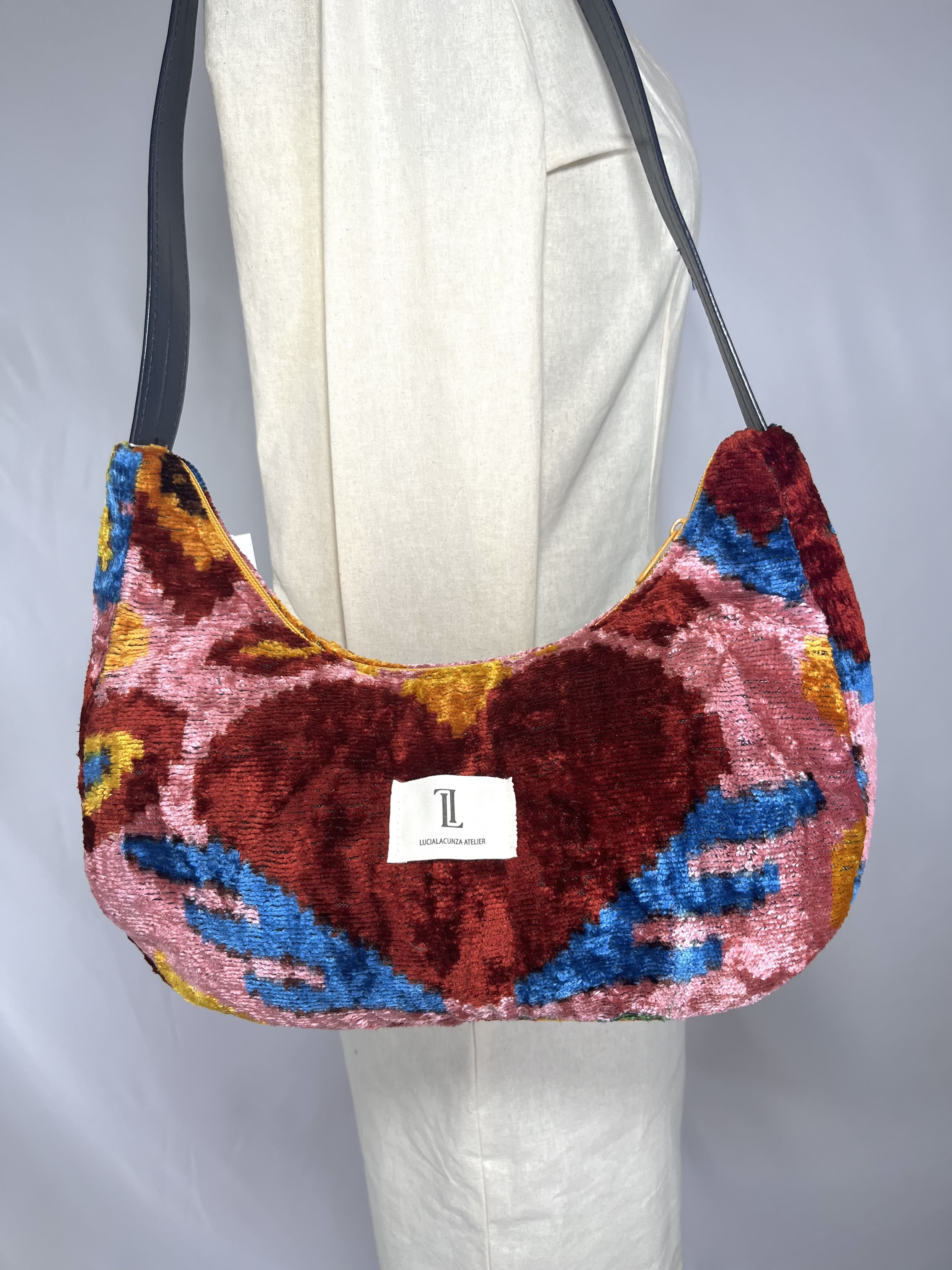 Aria — bolso rosa y rojo y azul y negro artesanal de Lucía Lacunza · vista 4