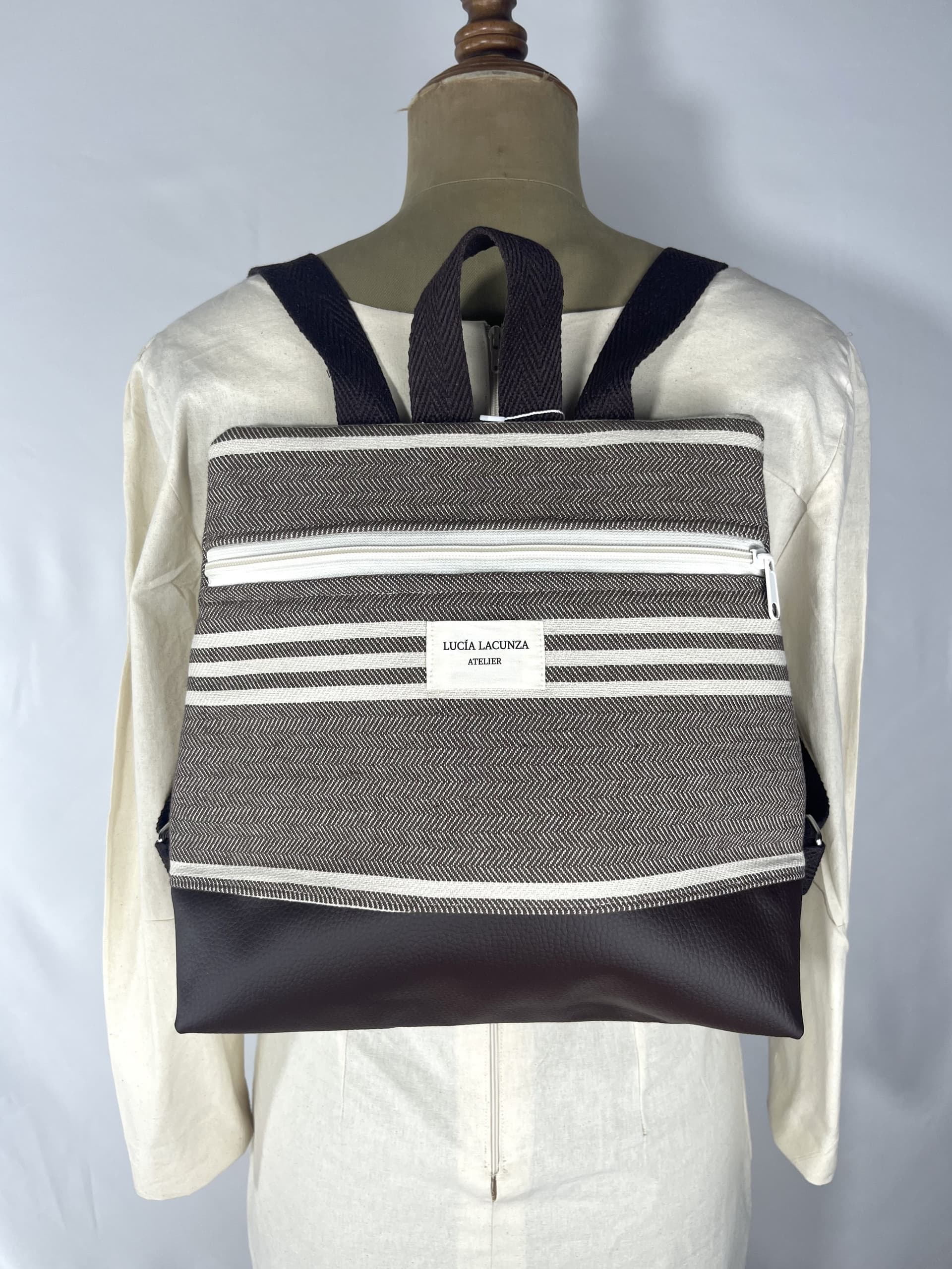 Sendero — mochila marrón y beige artesanal de Lucía Lacunza