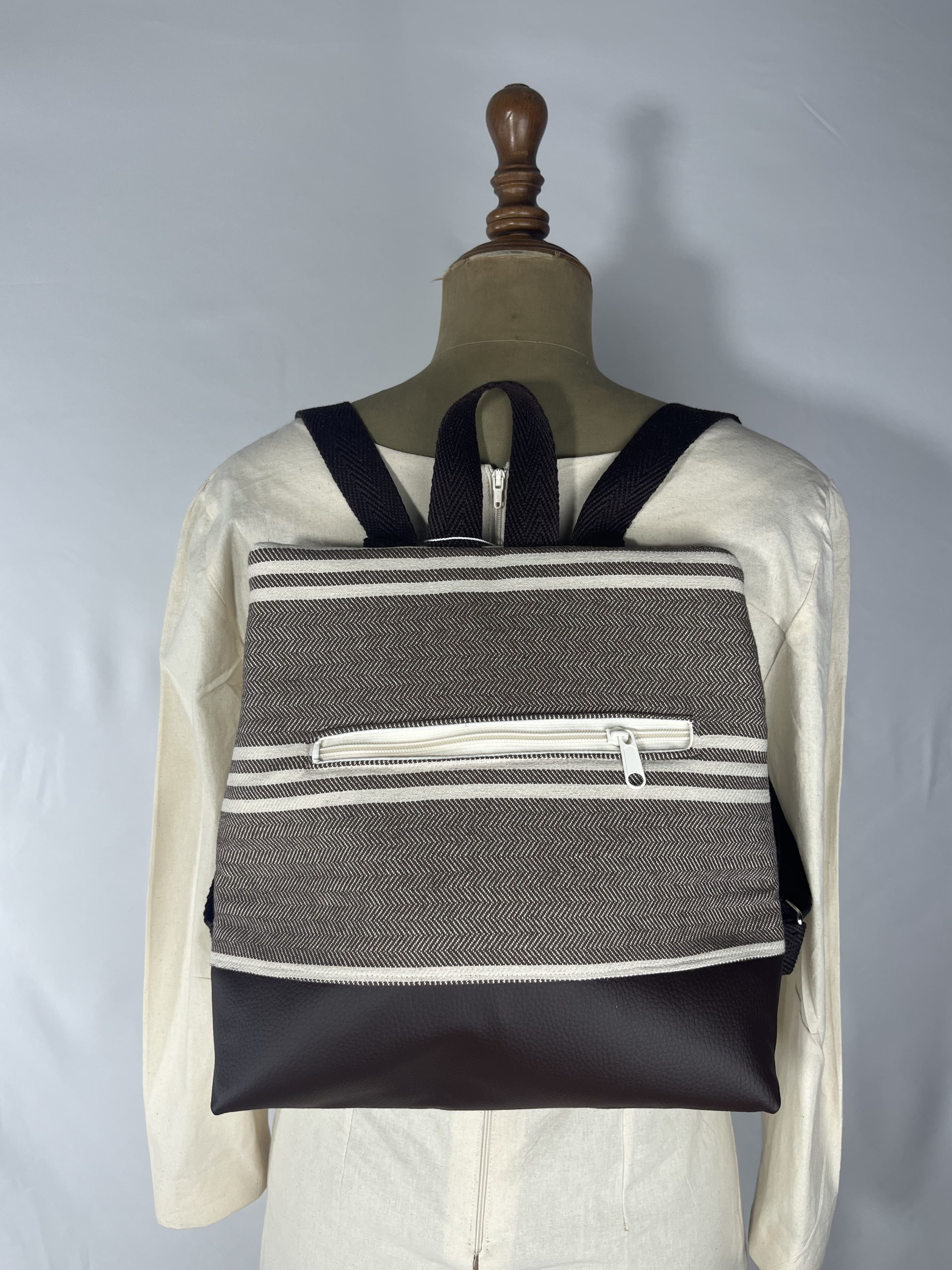 Sendero — mochila marrón y beige artesanal de Lucía Lacunza · vista 2