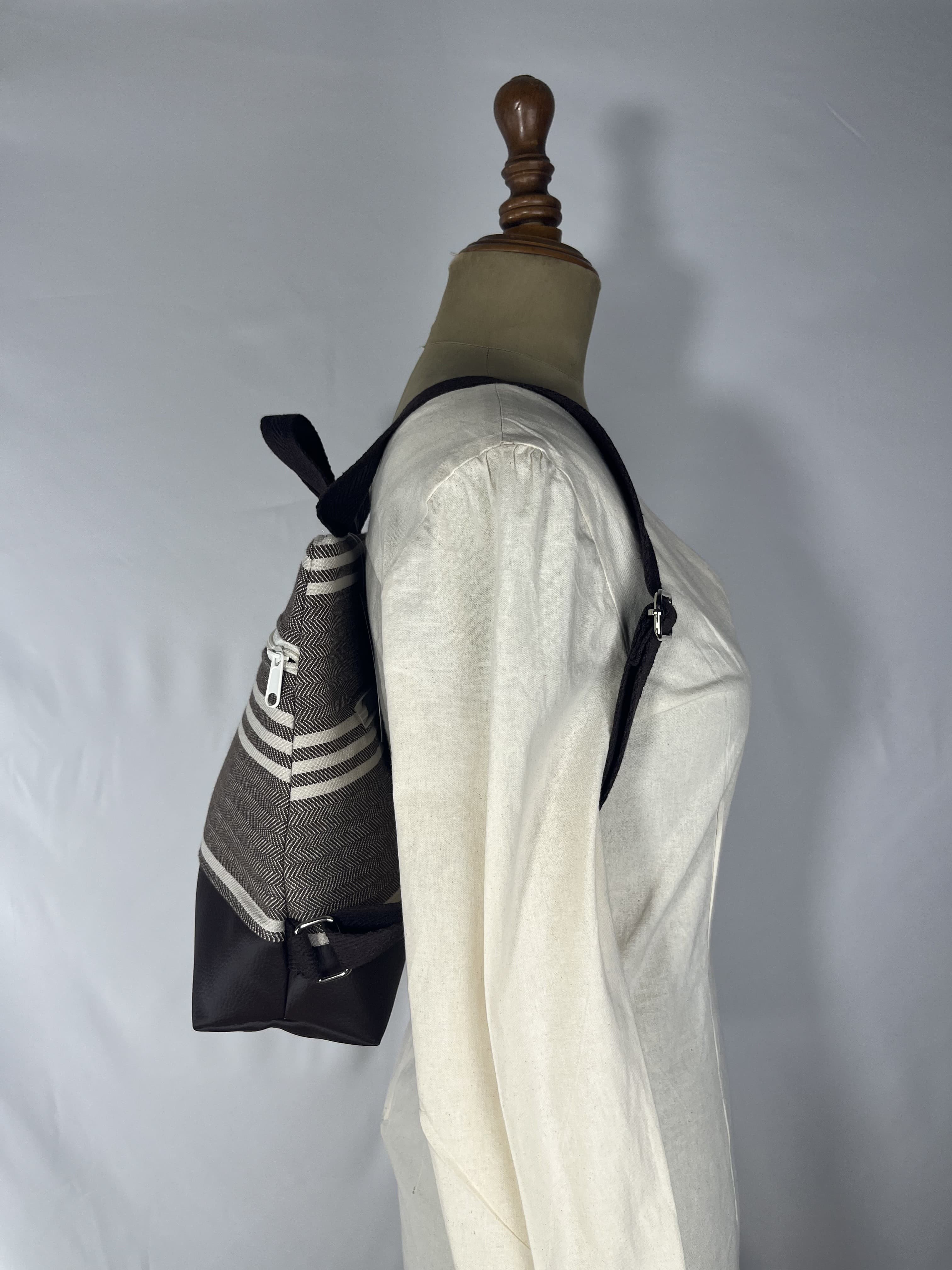 Sendero — mochila marrón y beige artesanal de Lucía Lacunza · vista 3