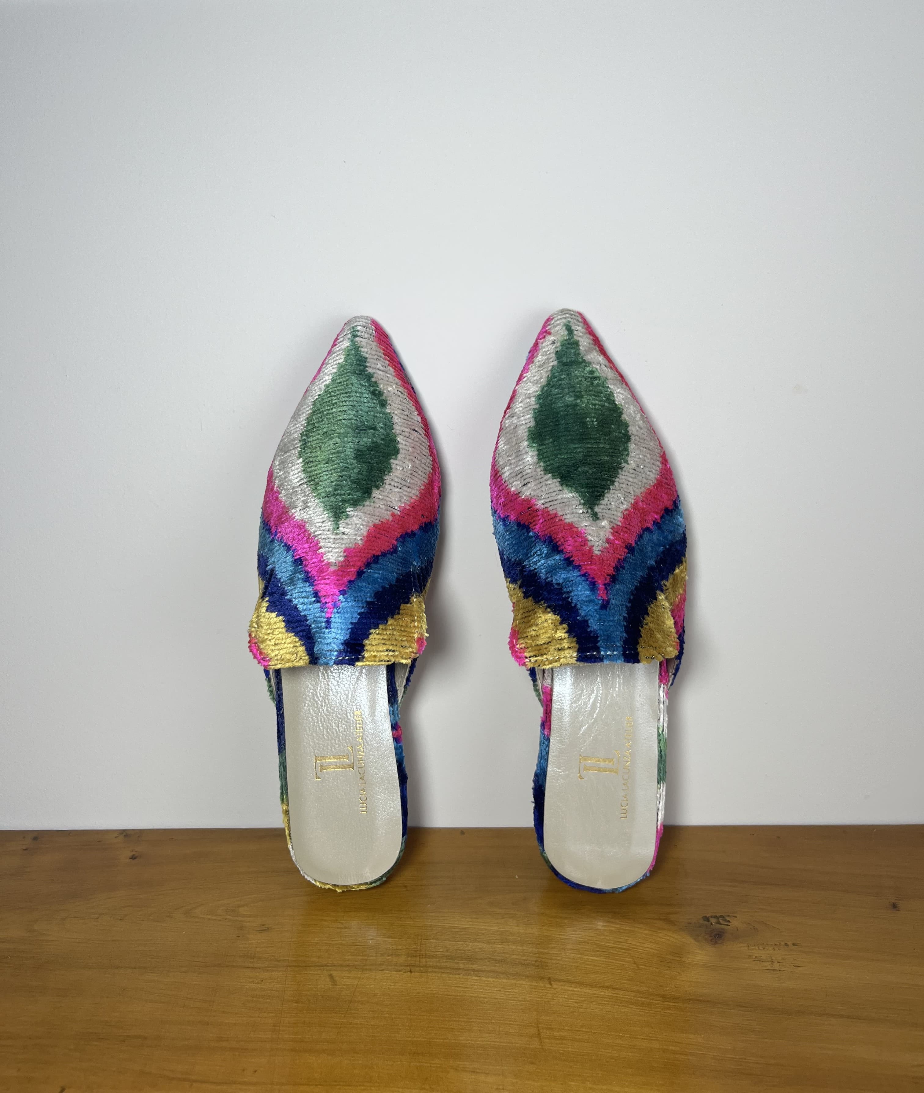 Selva Pop — mules azul y verde y rosa y gris claro y amarillo y azul artesanal de Lucía Lacunza
