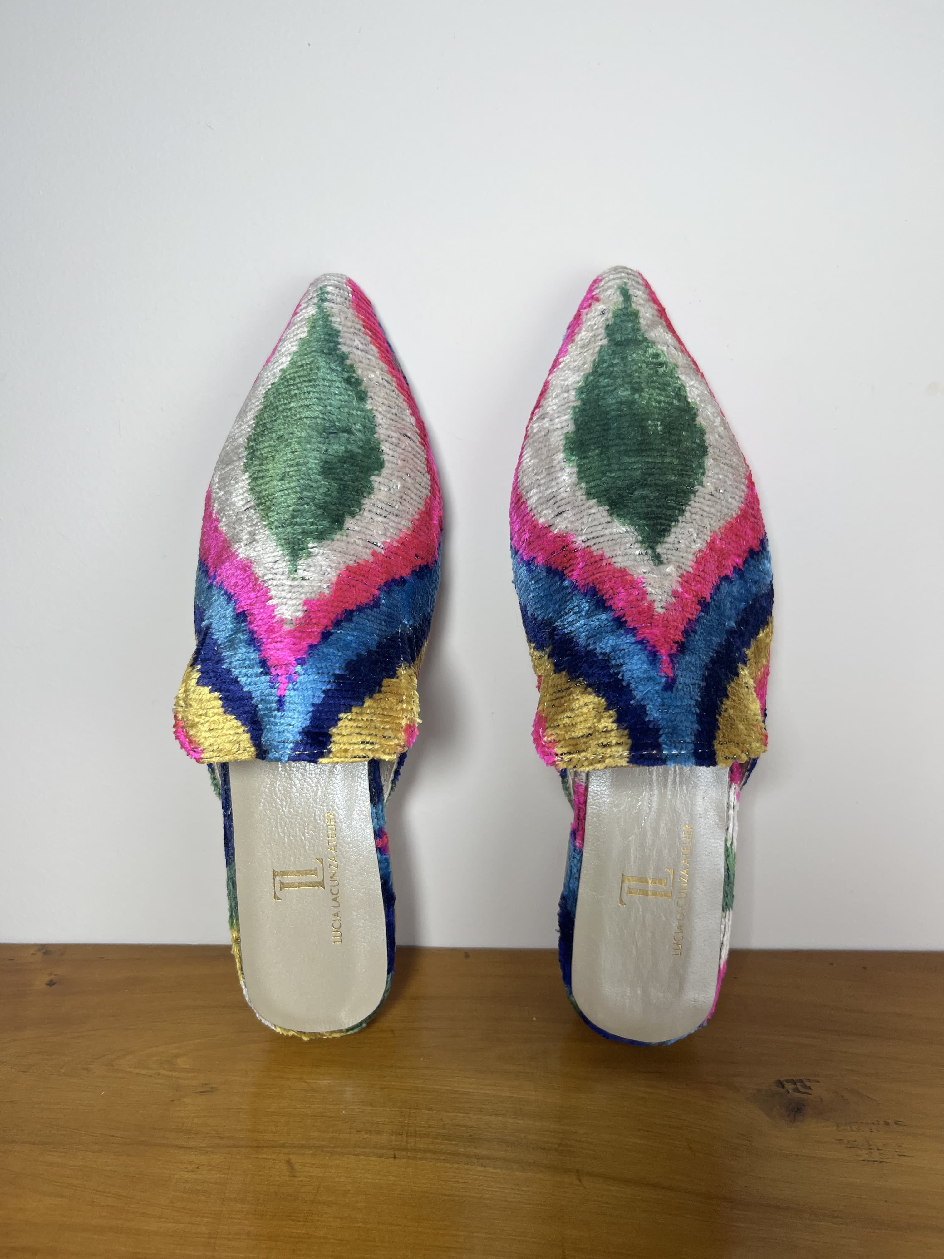 Selva Pop — mules azul y verde y rosa y gris claro y amarillo y azul artesanal de Lucía Lacunza · vista 2