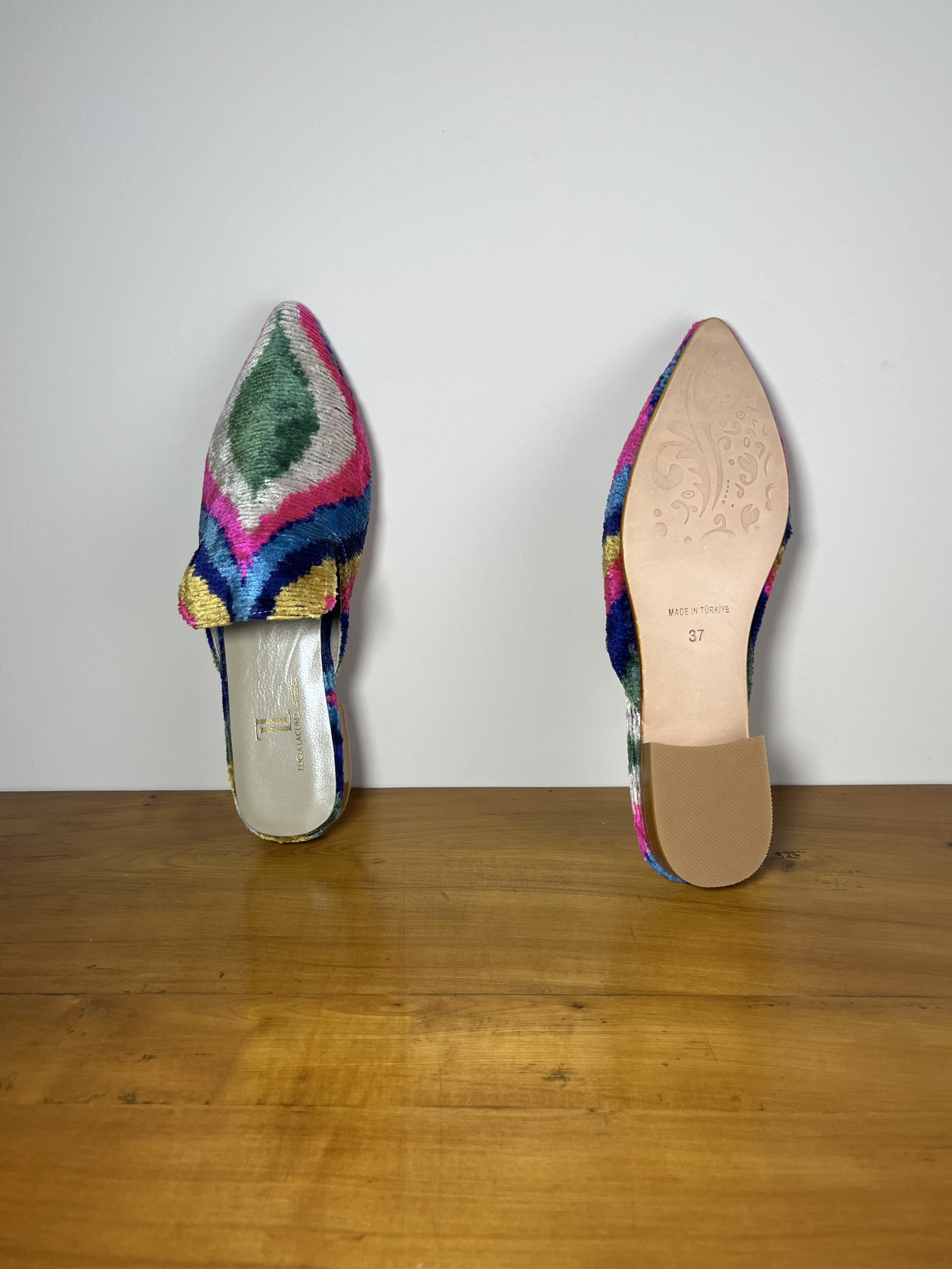 Selva Pop — mules azul y verde y rosa y gris claro y amarillo y azul artesanal de Lucía Lacunza · vista 3