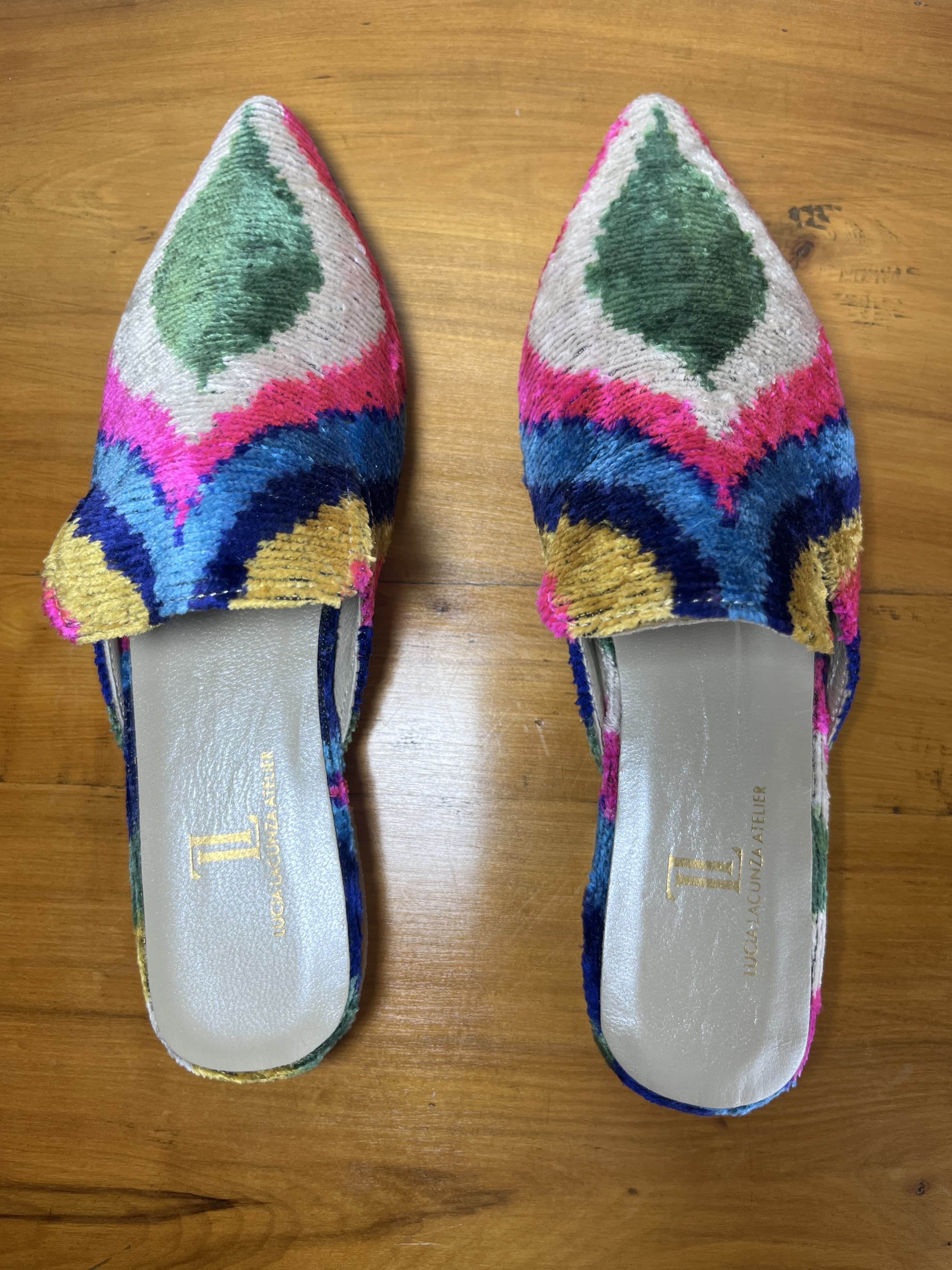 Selva Pop — mules azul y verde y rosa y gris claro y amarillo y azul artesanal de Lucía Lacunza · vista 4