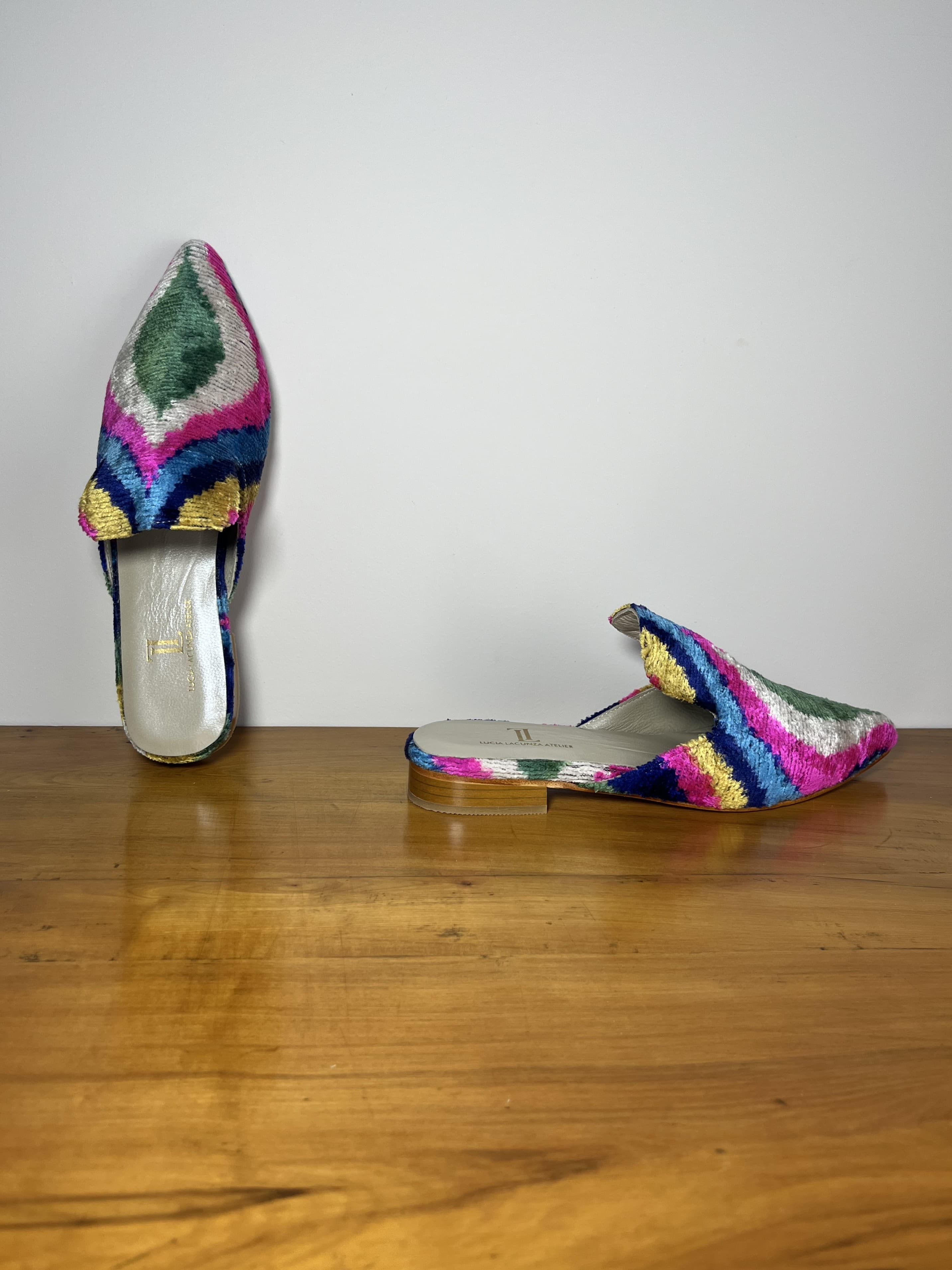 Selva Pop — mules azul y verde y rosa y gris claro y amarillo y azul artesanal de Lucía Lacunza · vista 5