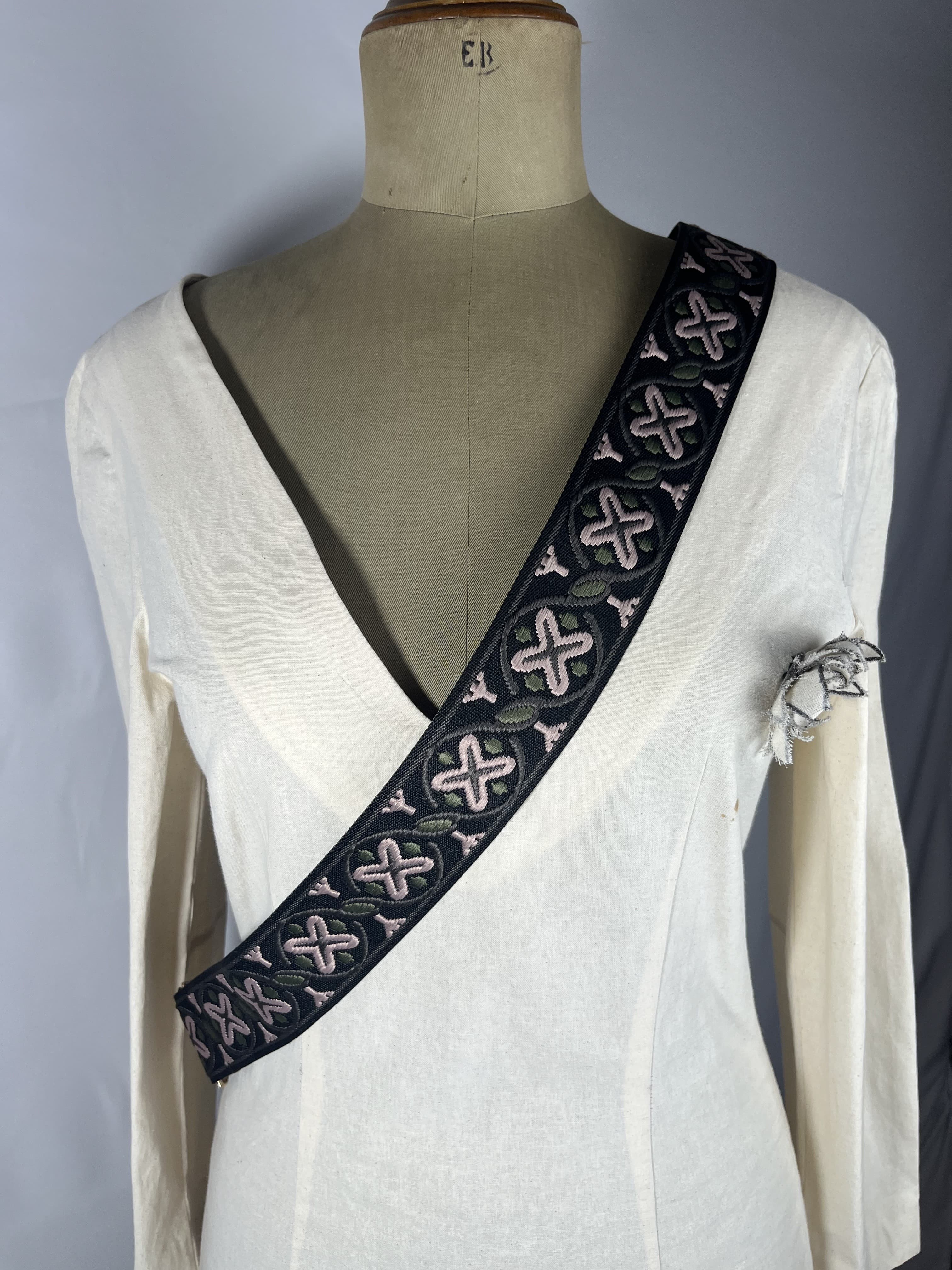Onyx — accesorio verde y negra y rosa artesanal de Lucía Lacunza