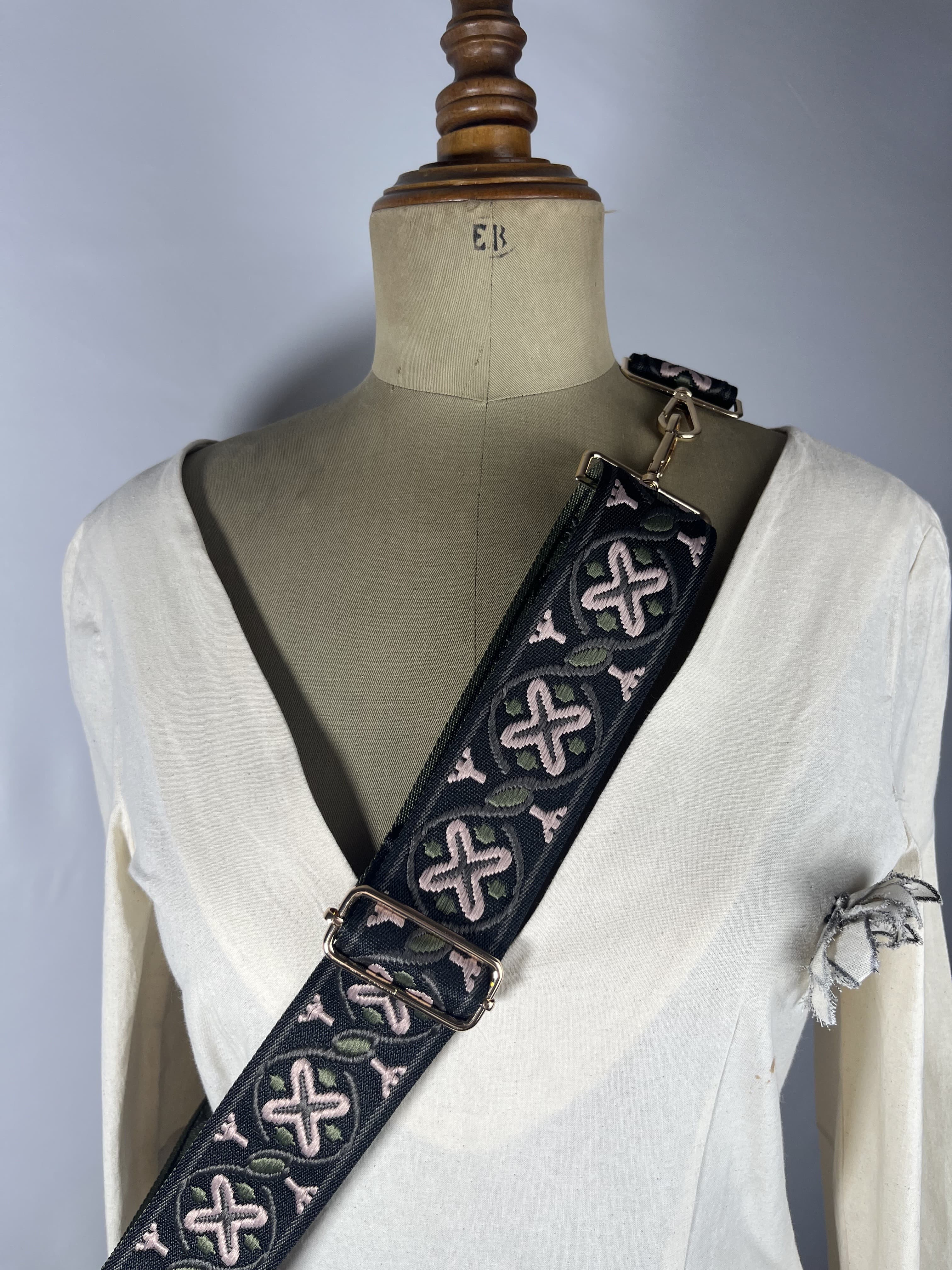 Onyx — accesorio verde y negra y rosa artesanal de Lucía Lacunza · vista 2